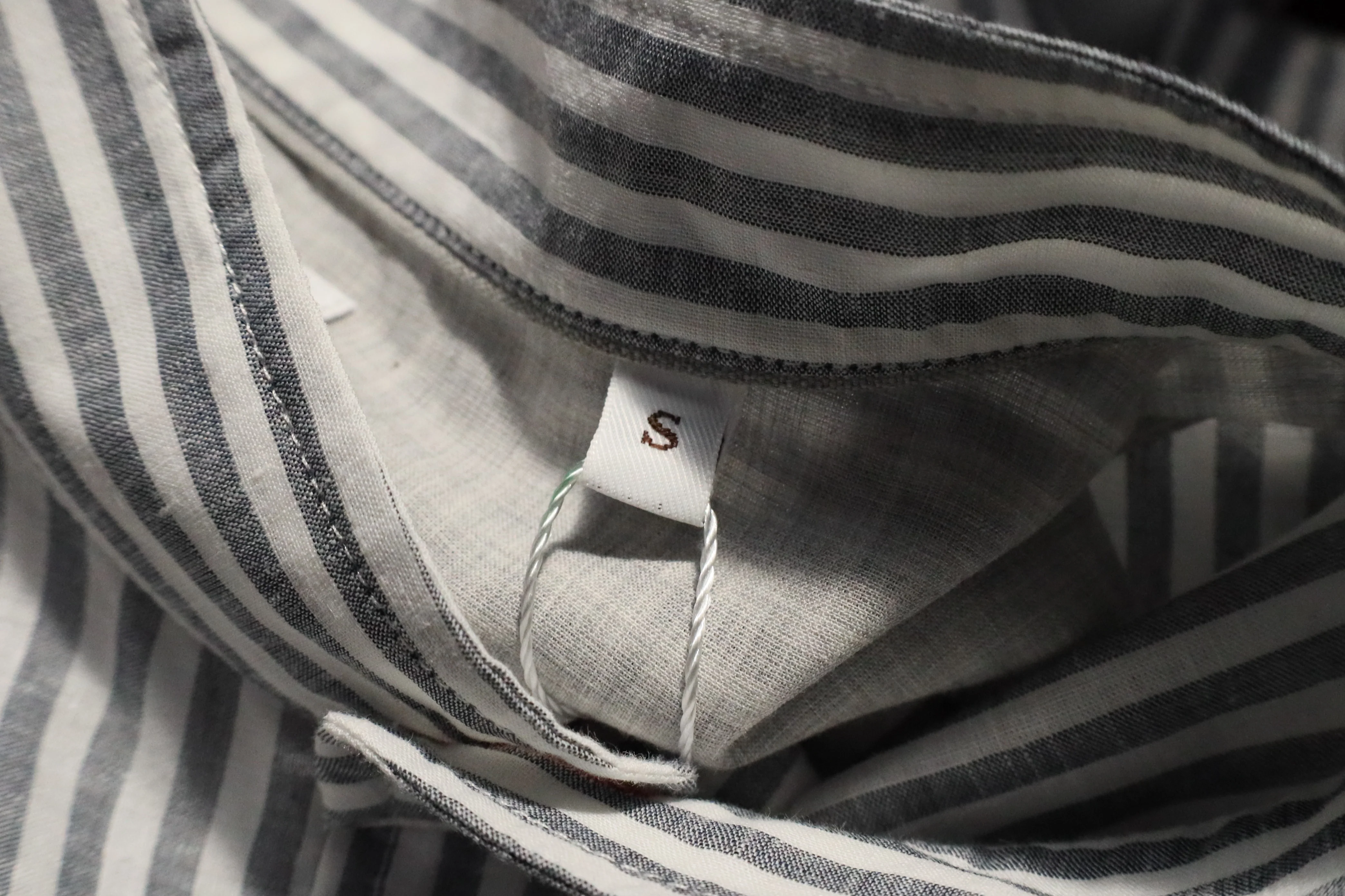 Men's Brunello Cucinelli Easy Fit Button-Down Shirt in Grey and White Linen - Image 10