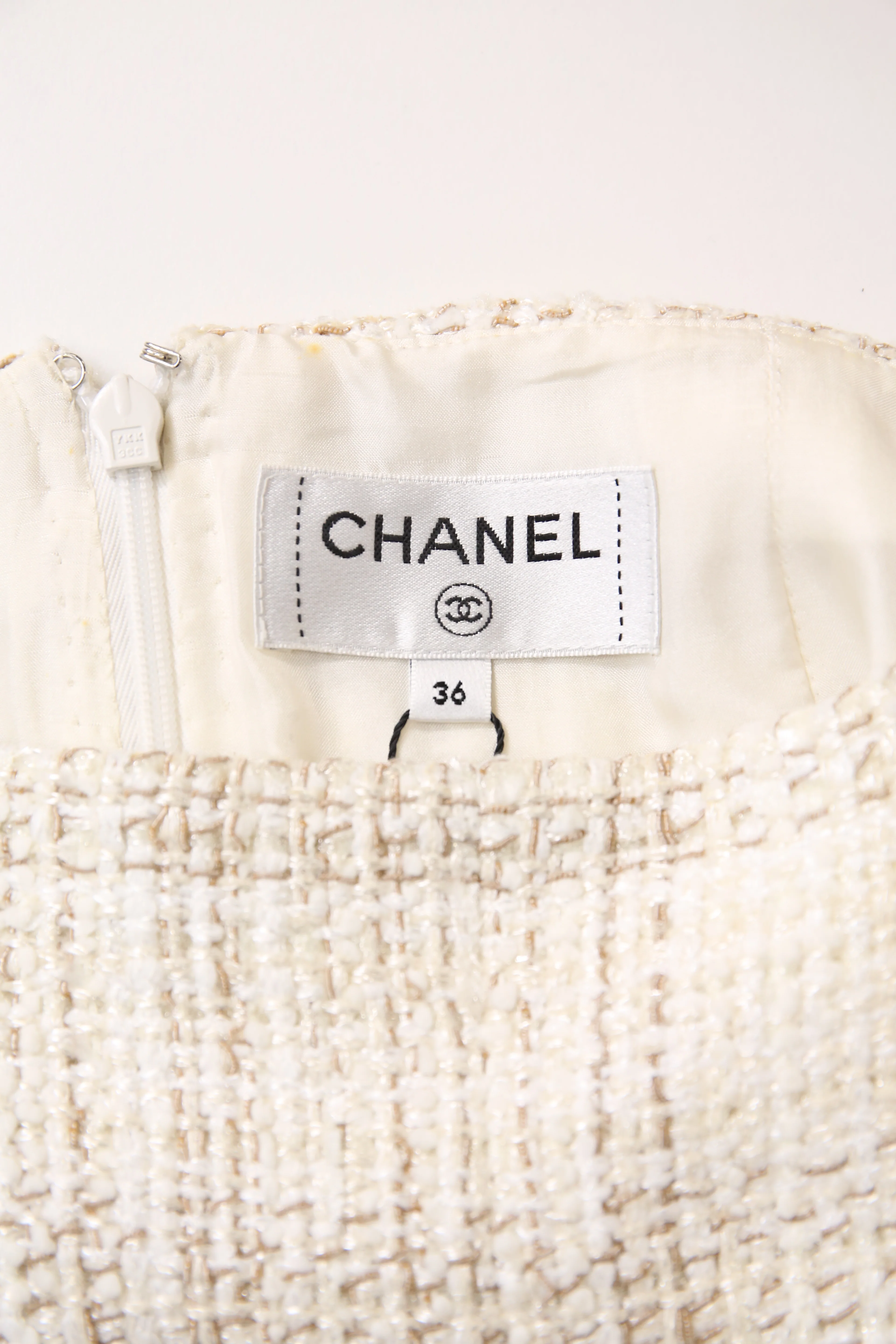 Women's Chanel Mini A-Line Skirt in Beige and Red Cotton Tweed - Image 8