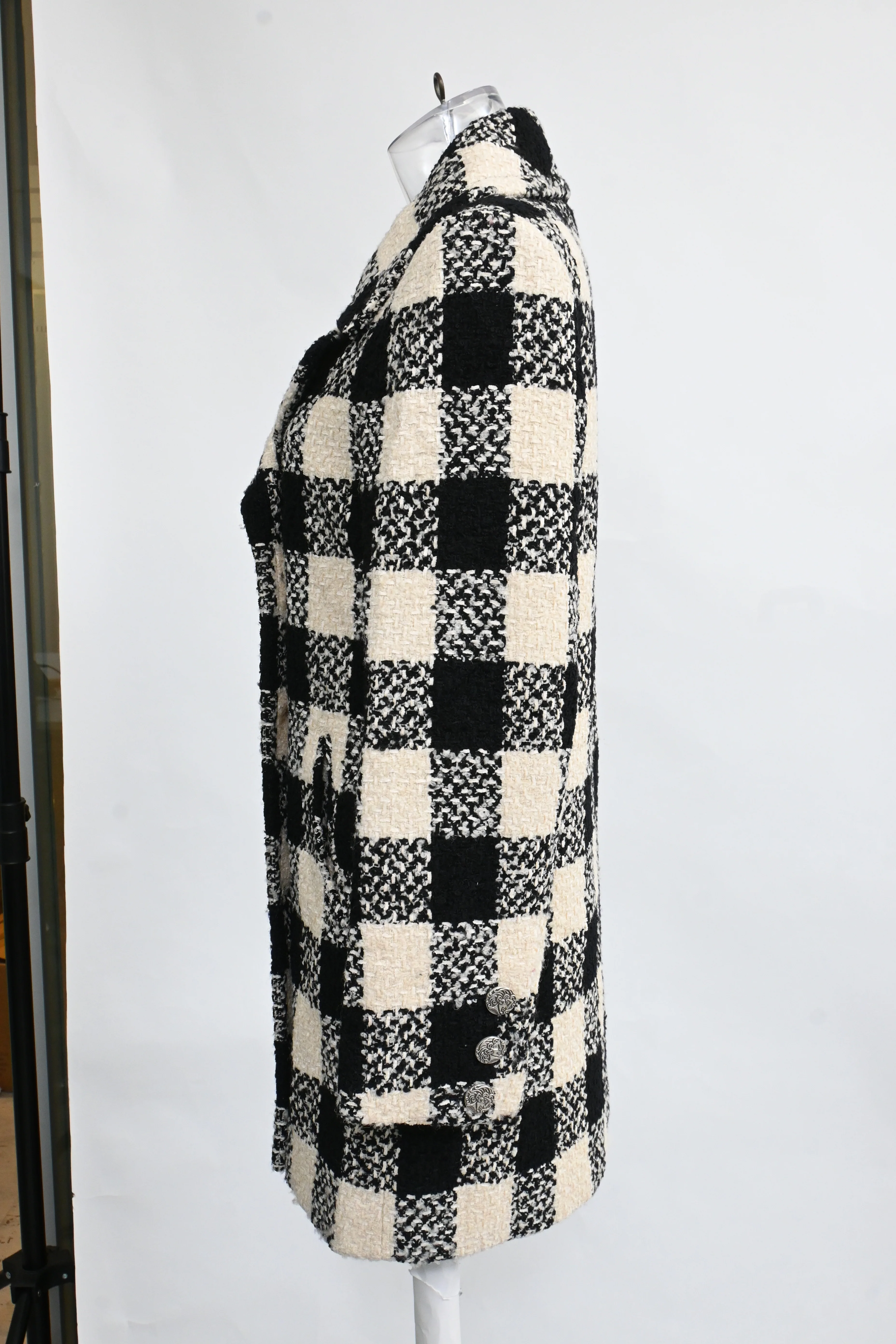 Women's Chanel Tweed Checked Double-Breasted Coat in Multicolor Cotton - Image 7