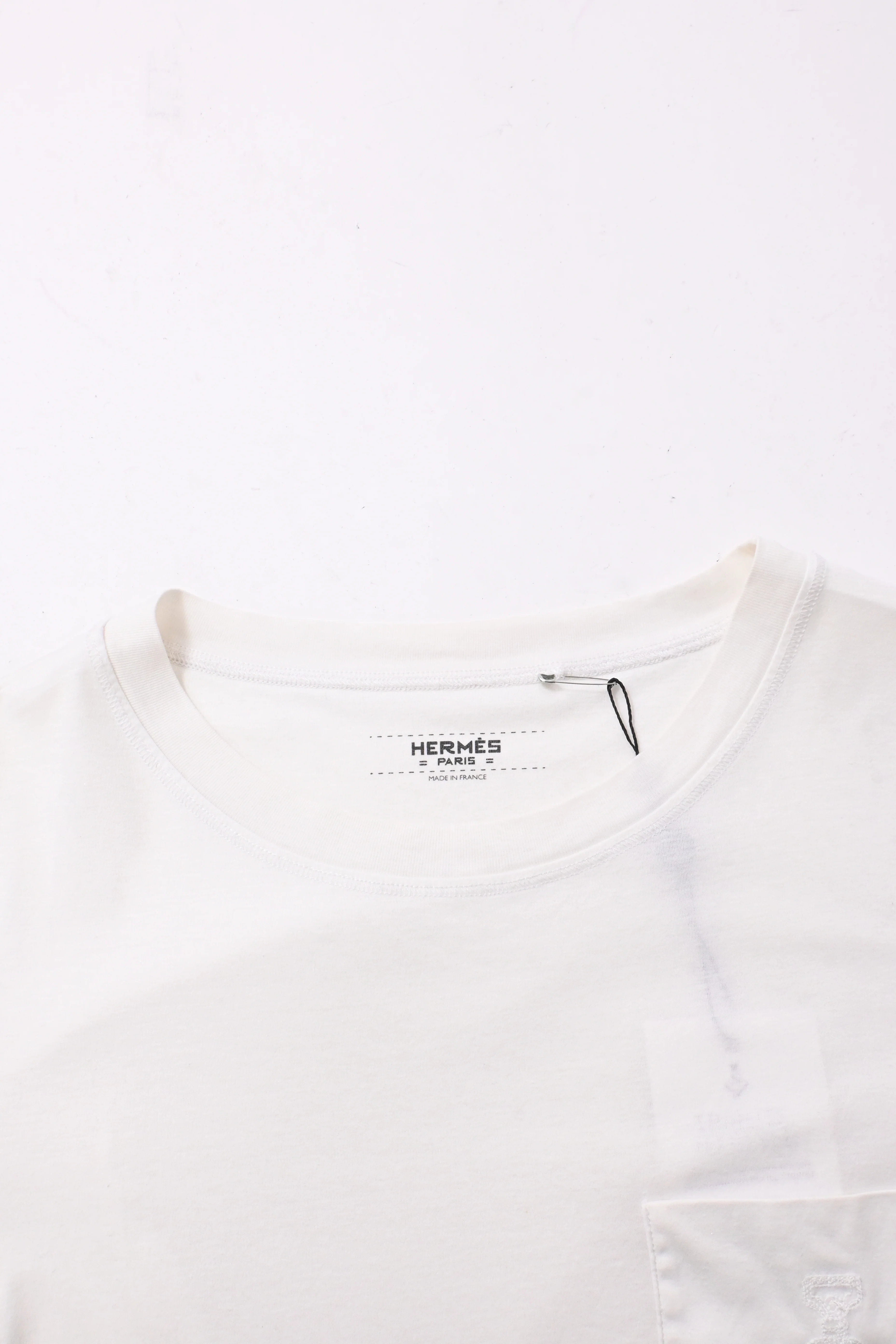 Women's Hermès Embroidered Pocket T-shirt in White Cotton - Image 10
