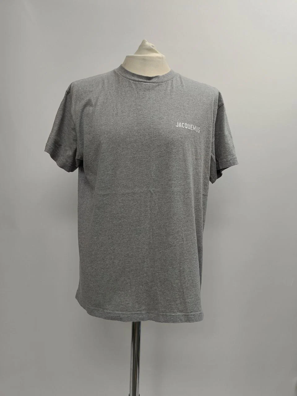 Men's  Jacquemus Logo-Print Crewneck T-Shirt in Grey Cotton - Image 6