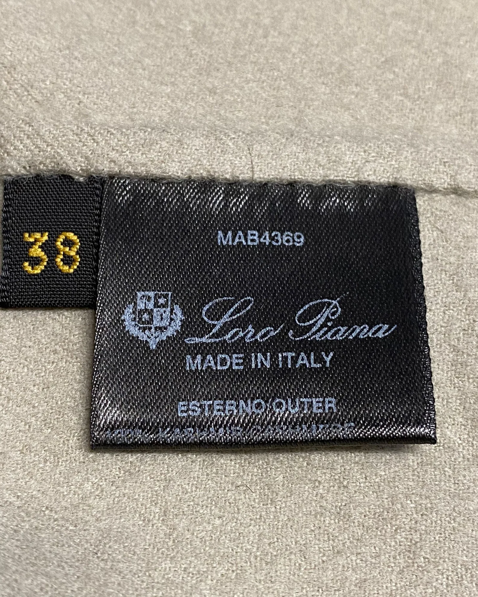 Women's Loro Piana Single Breasted Blazer in Beige Cashmere - Image 5