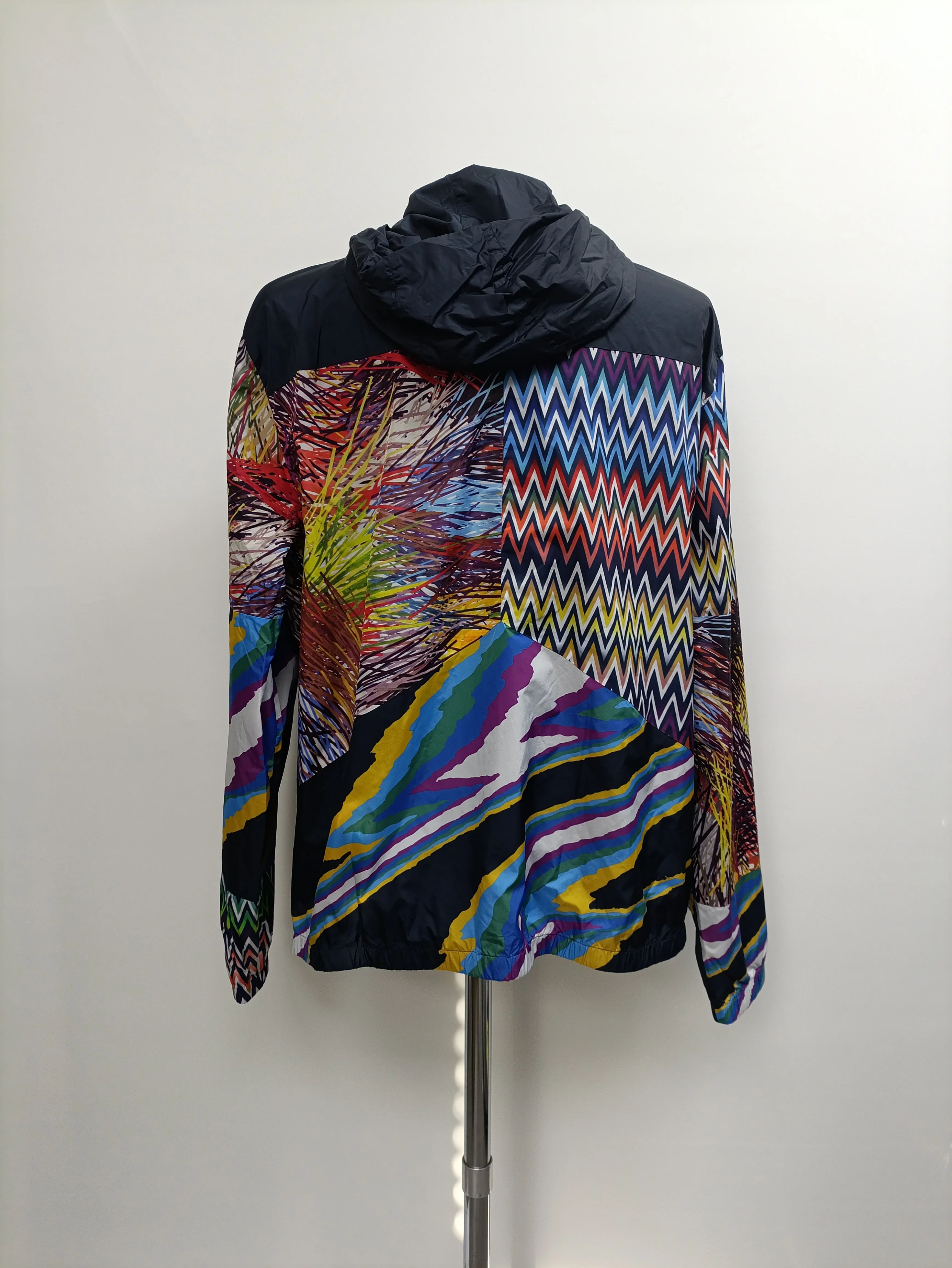 Men's Missoni Printed Hooded Jacket in Navy Blue Polyamide - Image 9