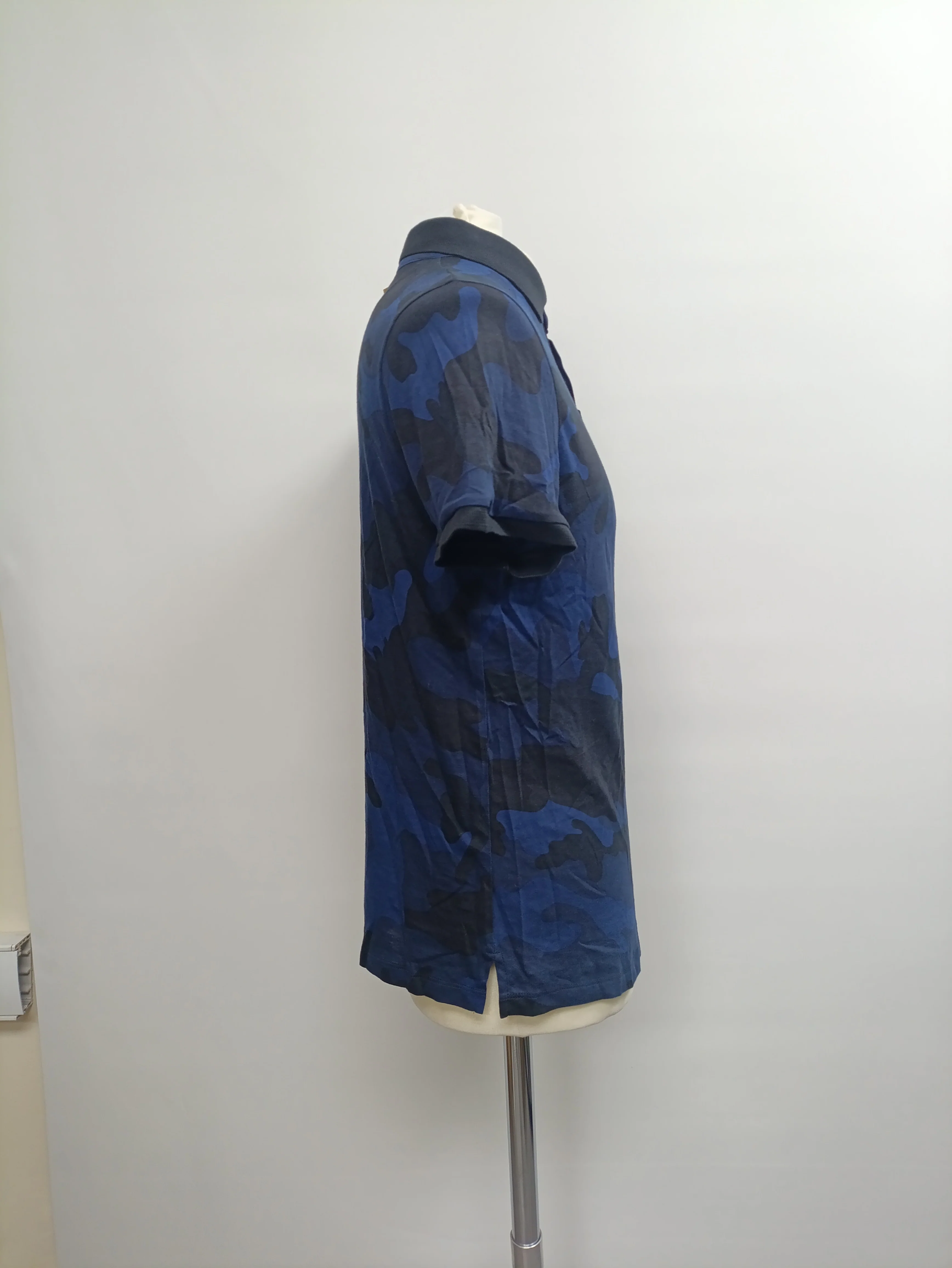 Men's Valentino Garavani Camouflage Printed Polo Shirt in Navy Blue Cotton - Image 7