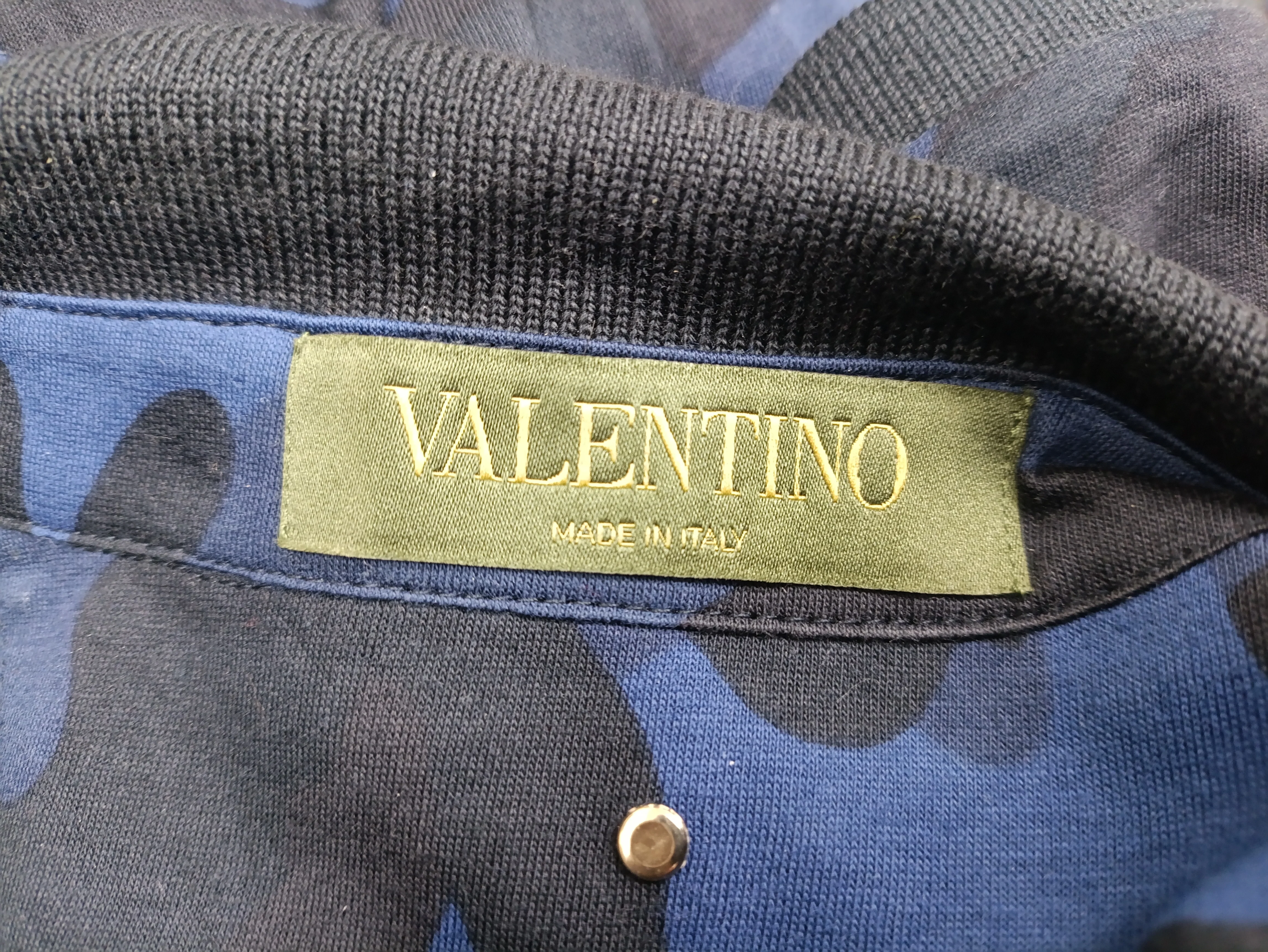 Men's Valentino Garavani Camouflage Printed Polo Shirt in Navy Blue Cotton - Image 9