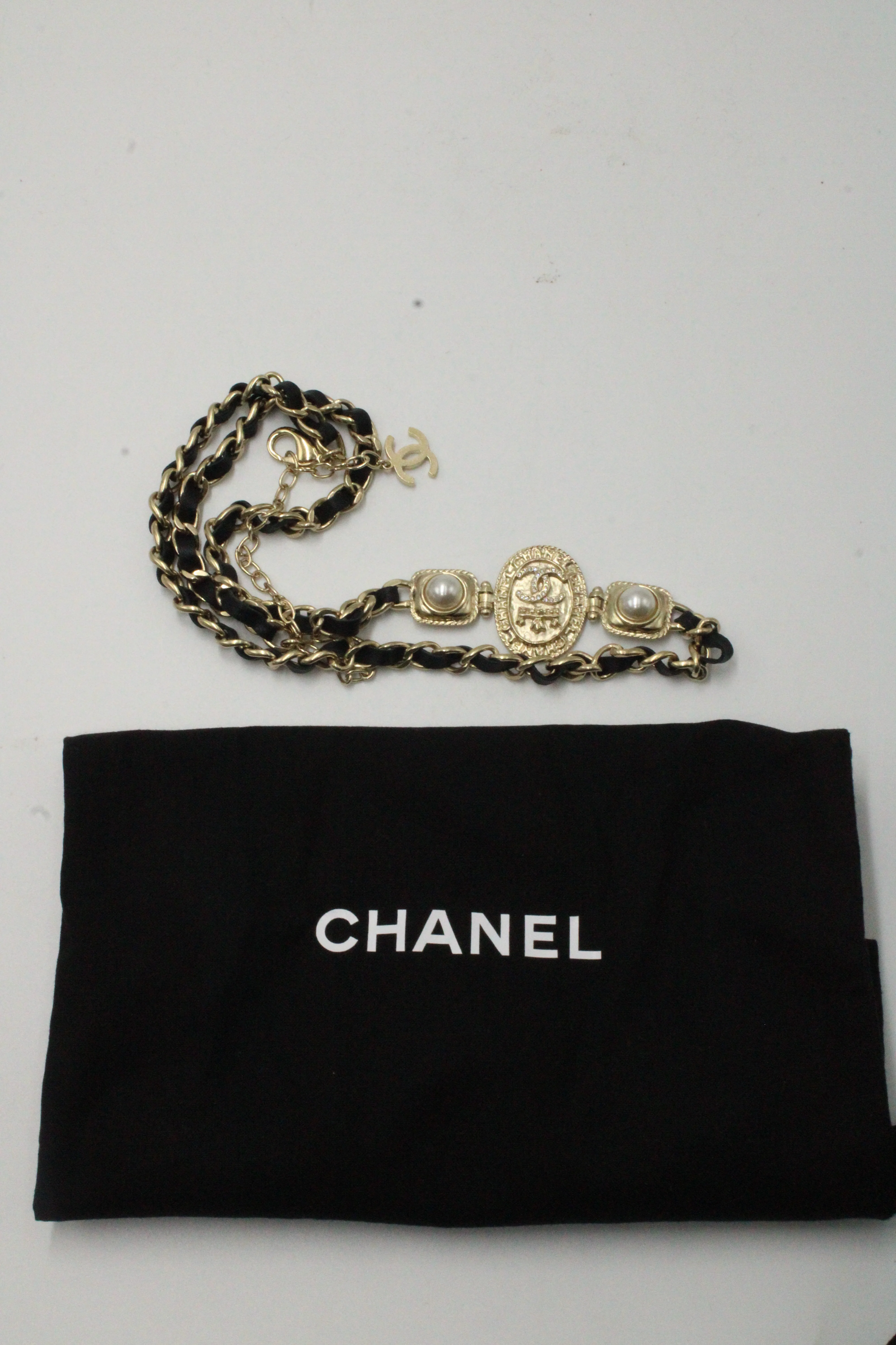 Chanel Pearl and Medallion Chain Belt in Gold Metal - Image 6