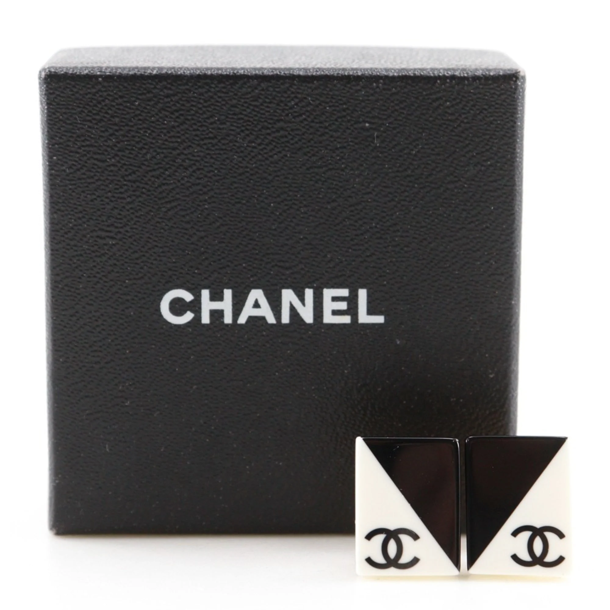 CC Logo Clip-On Earrings Metal - Image 7