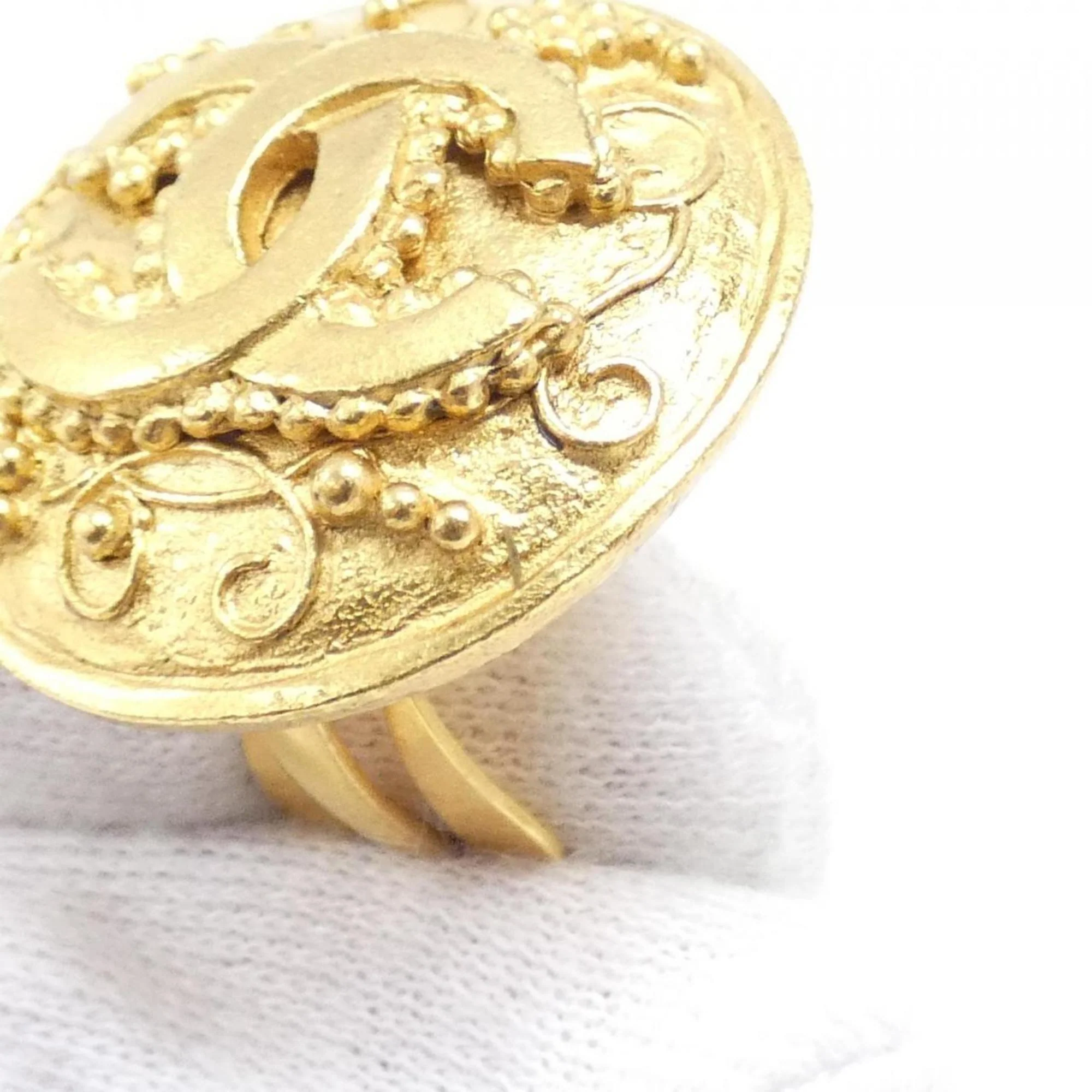 Clip-On Earrings Clip-On Gold-Tone Metal - Image 3