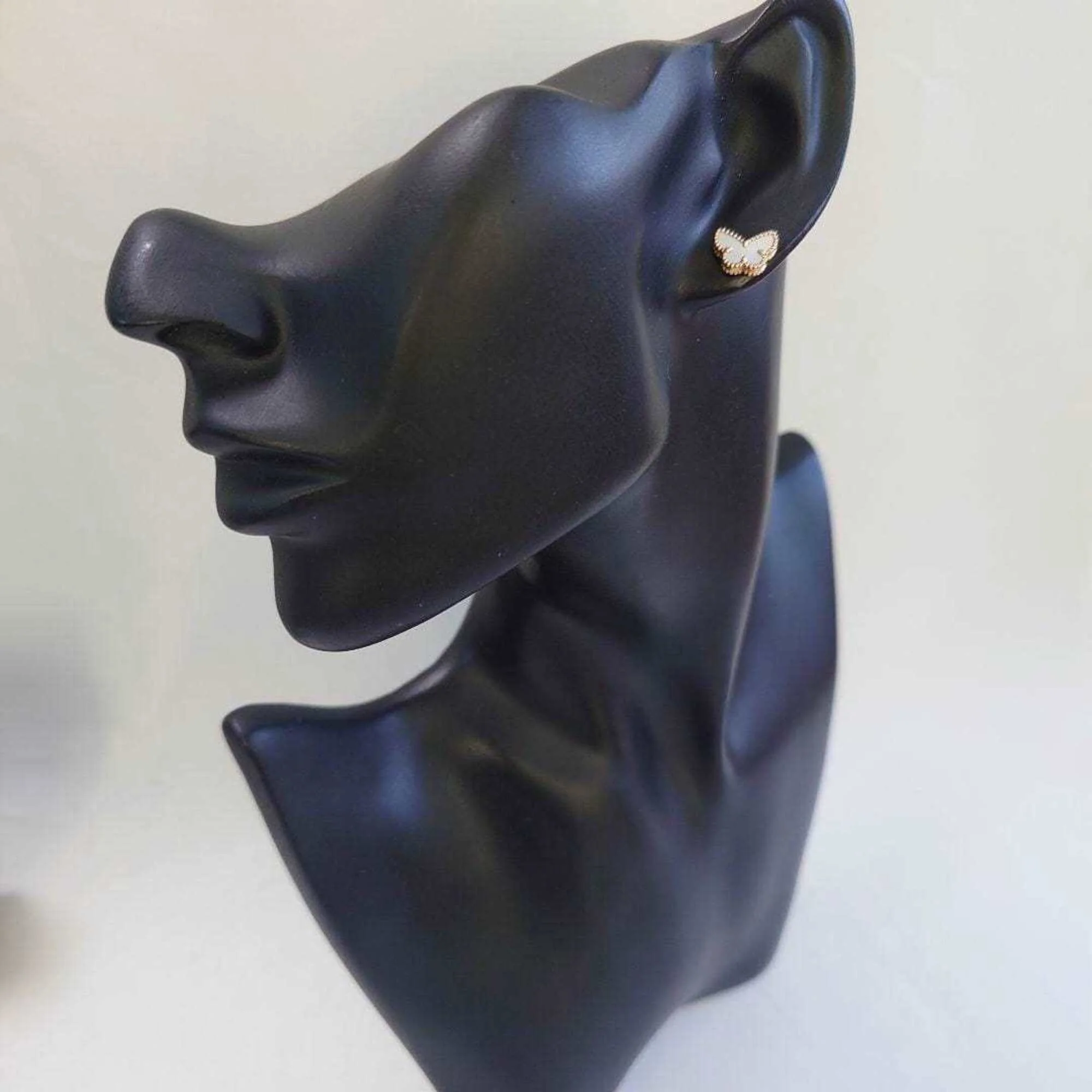 Sweet Alhambra Earrings 18K Yellow Gold Shell and 18K Yellow Gold - Image 9