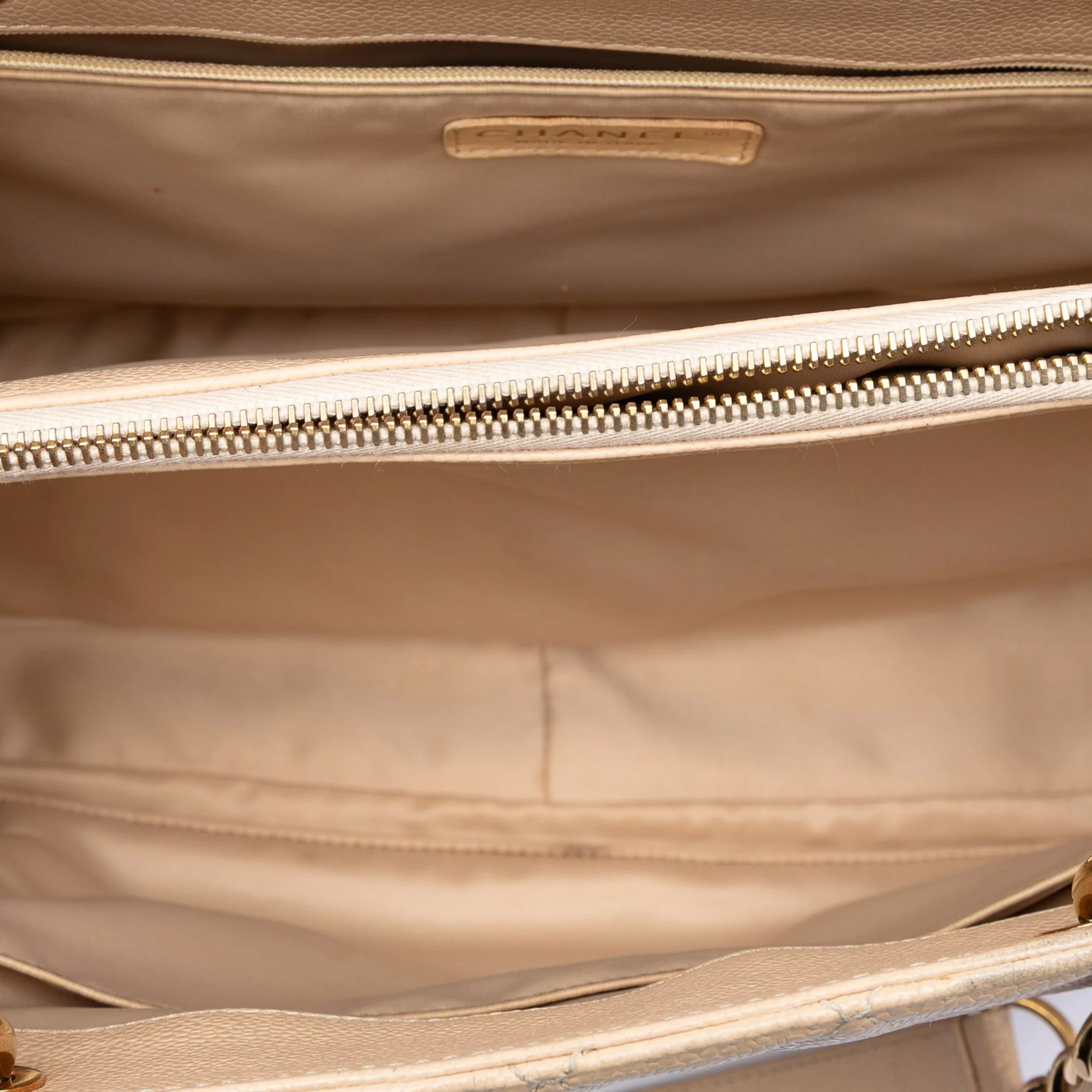 Grand Shopping Tote Quilted Caviar - Image 4