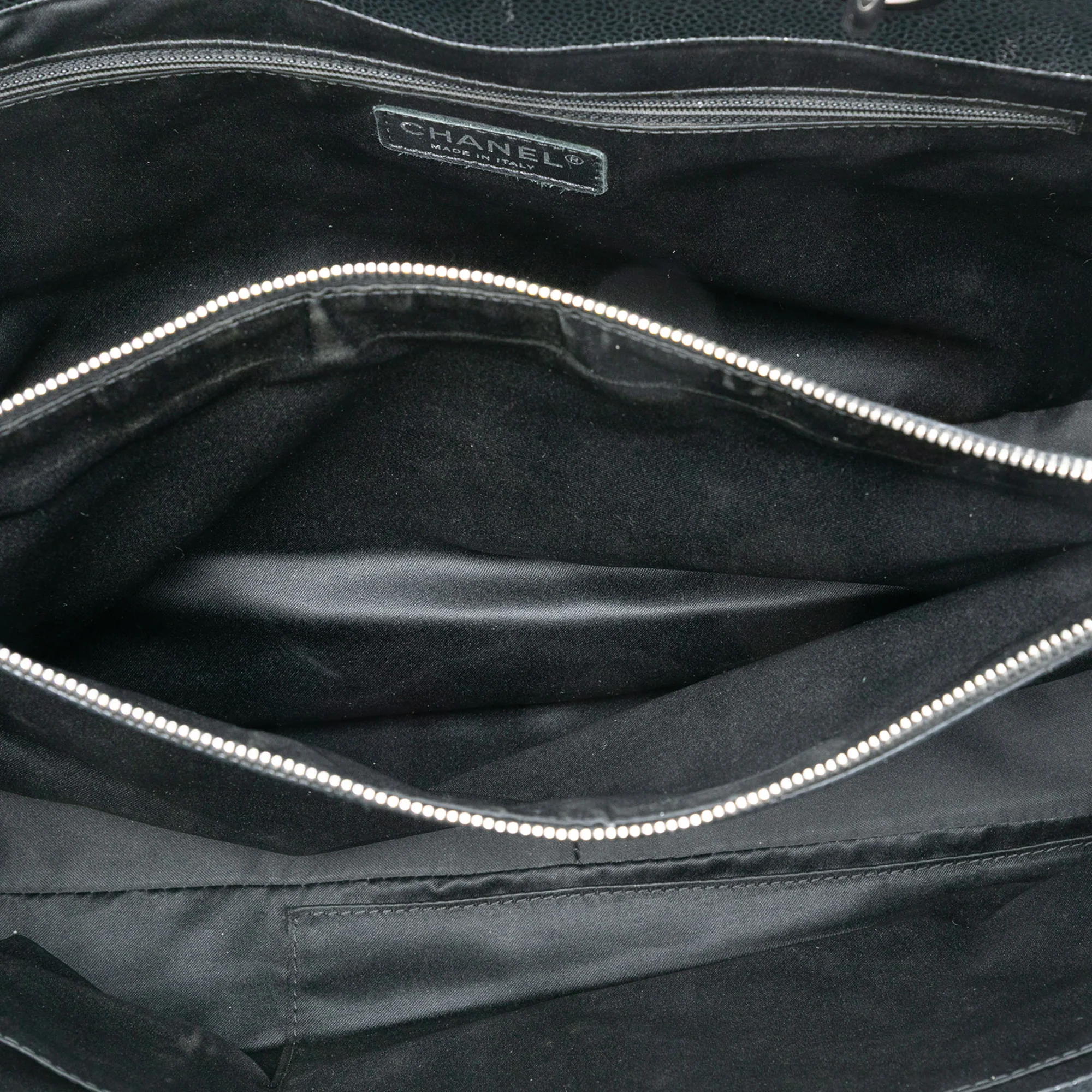 Grand Shopping Tote Quilted Caviar - Image 4