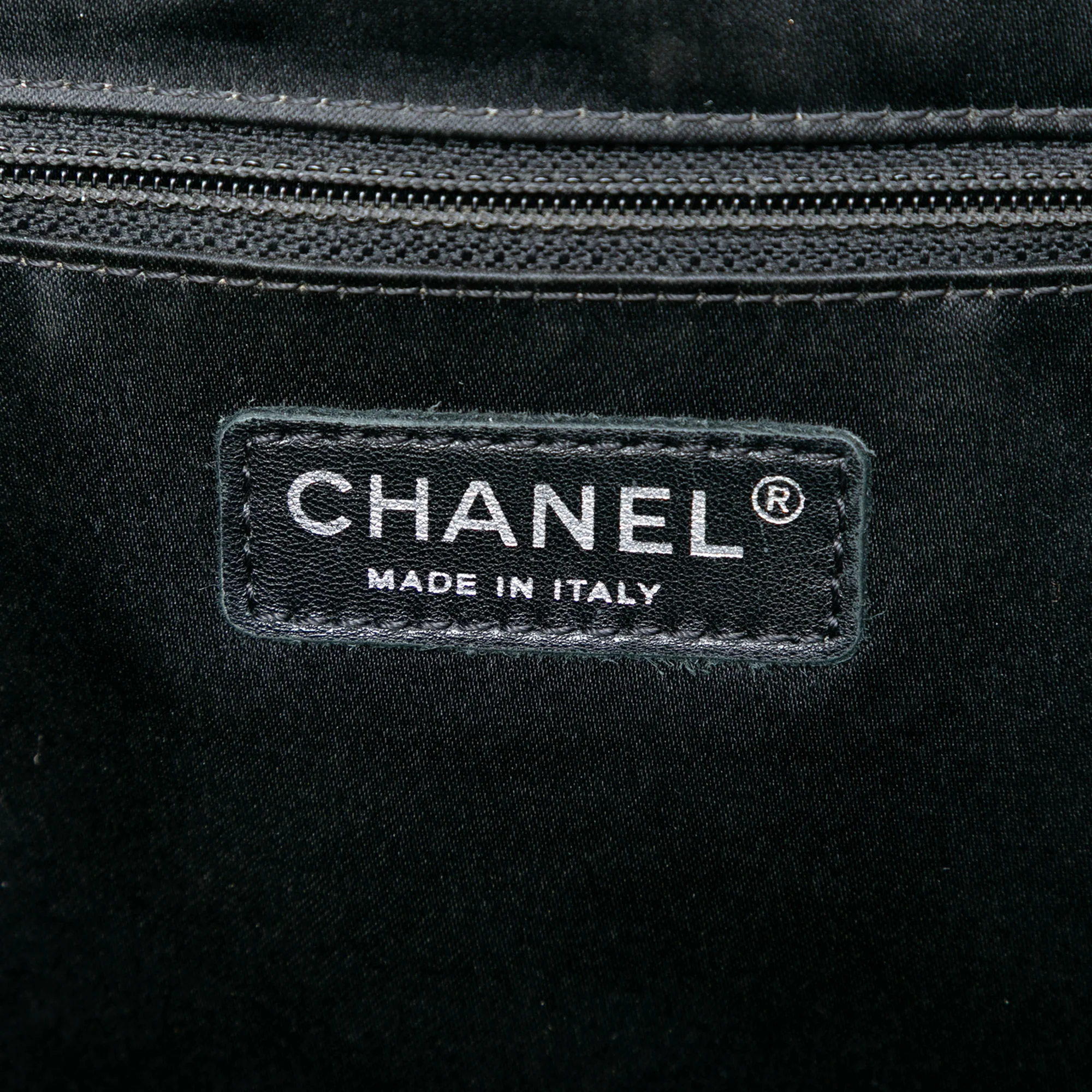 Grand Shopping Tote Quilted Caviar - Image 6