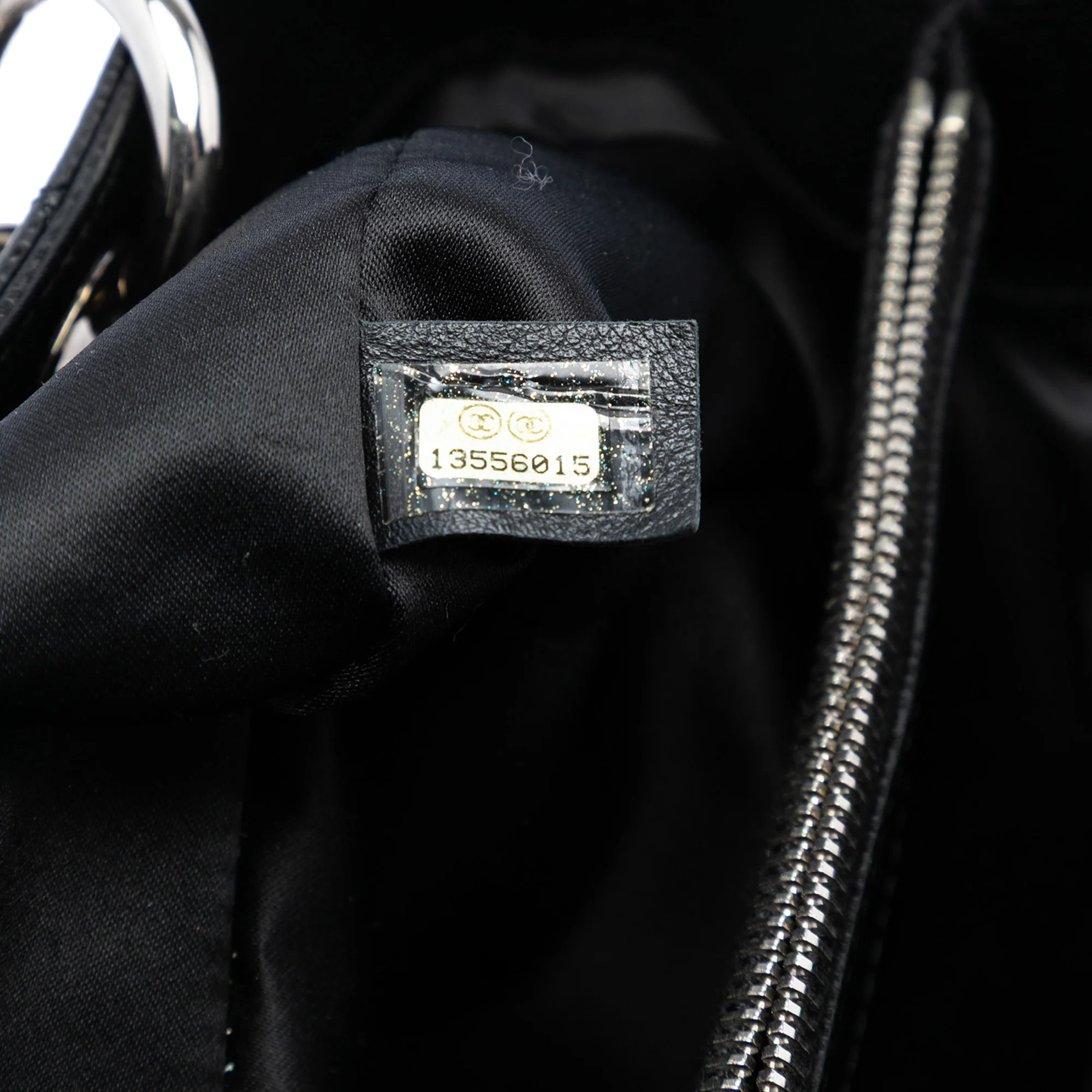 Grand Shopping Tote Quilted Caviar - Image 6