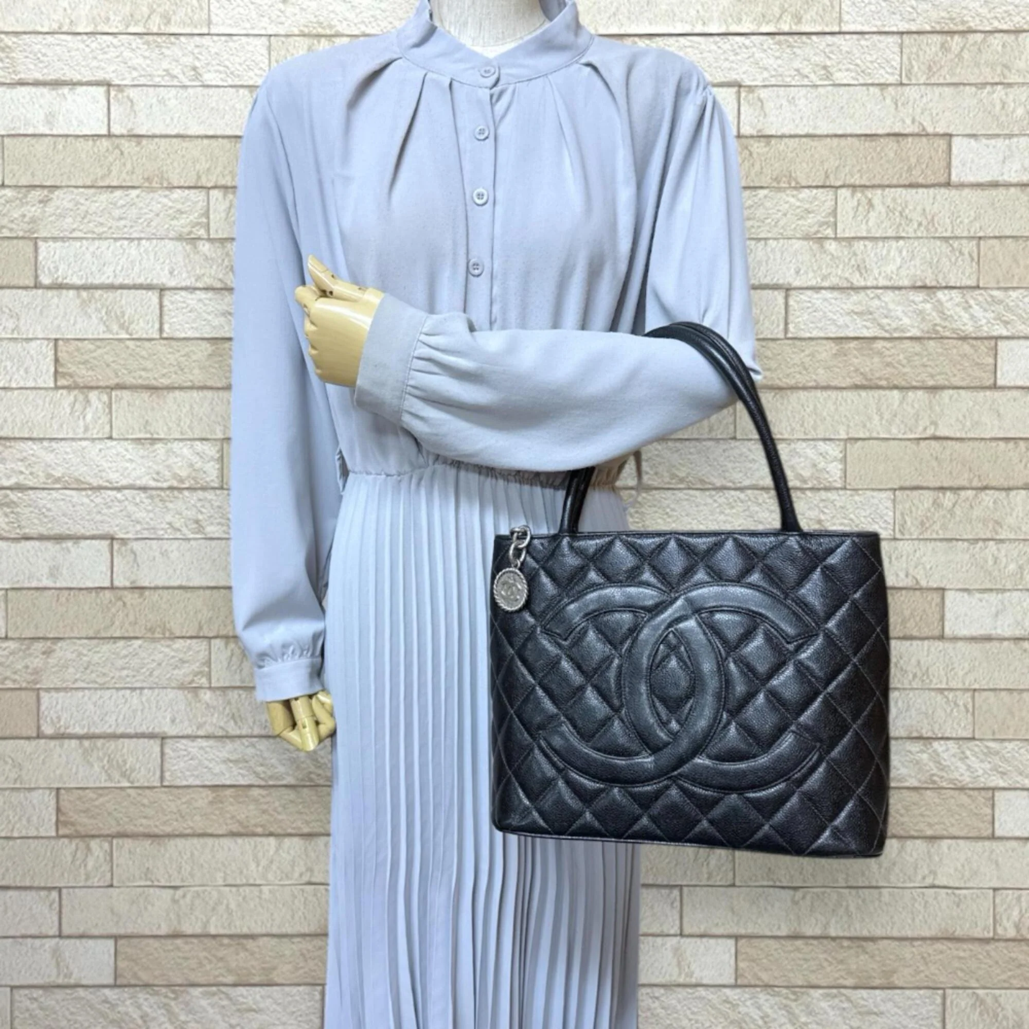 Medallion Tote Quilted Caviar - Image 2