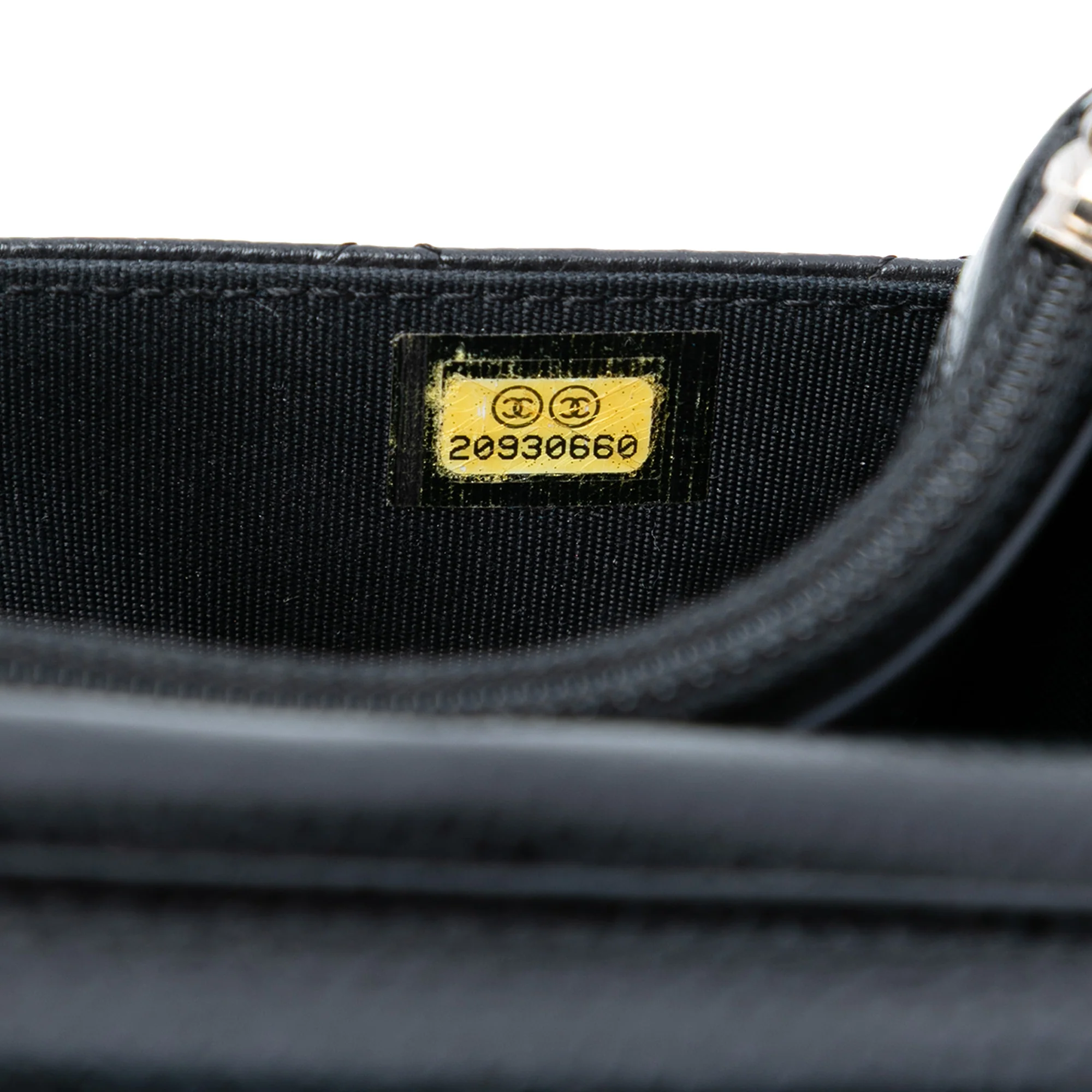 Wallet on Chain Quilted Caviar - Image 5