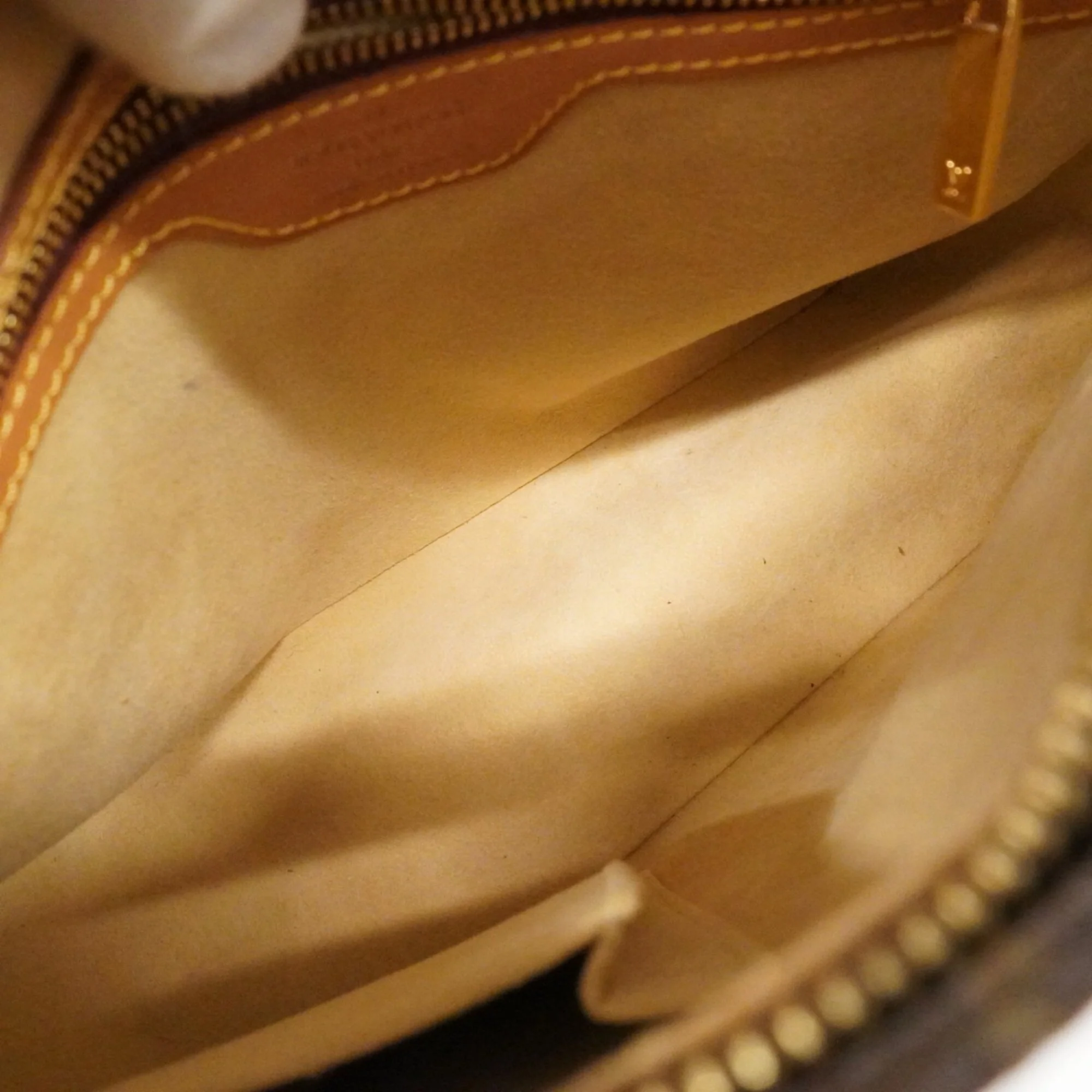 Looping Handbag Monogram Canvas MM - Image 4