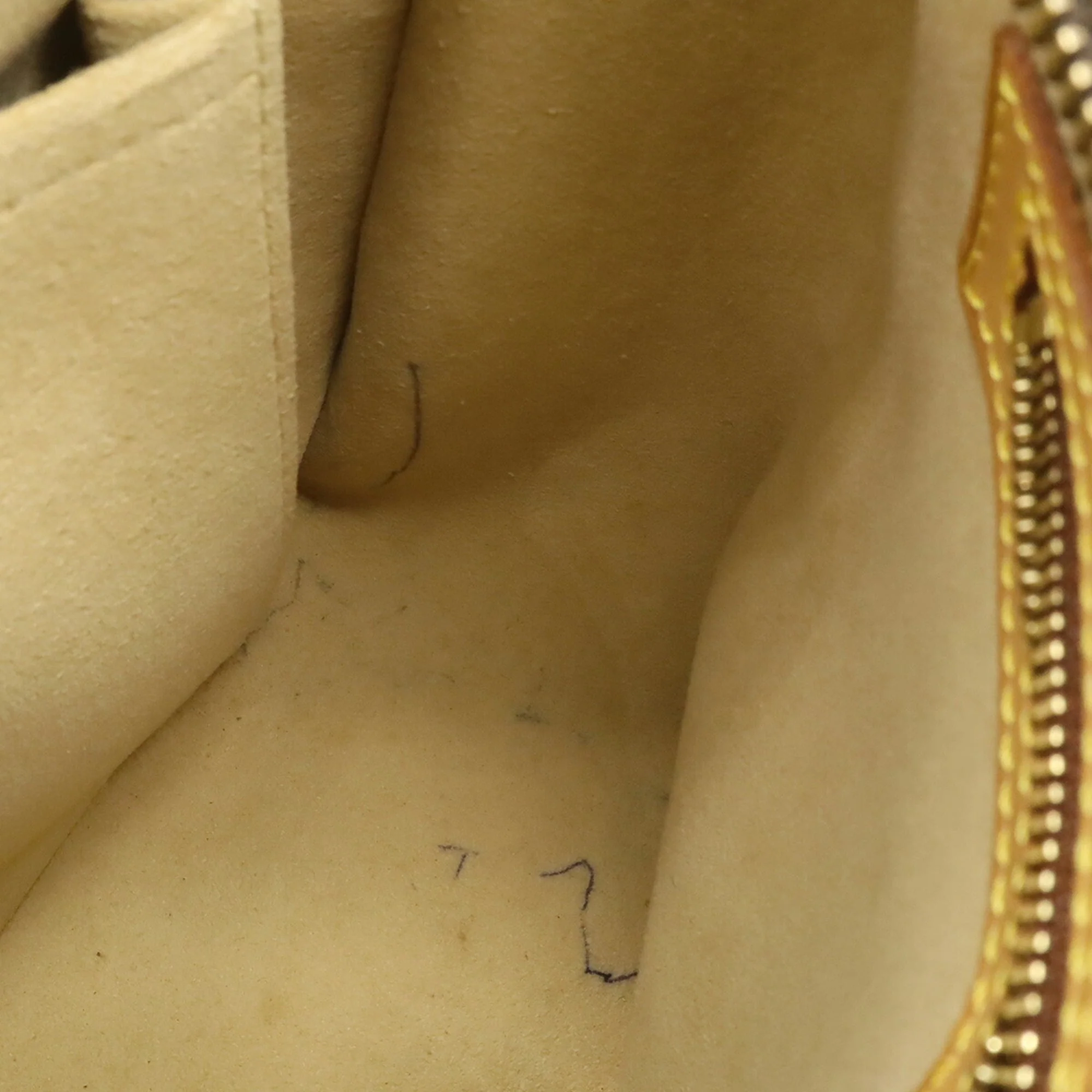 Looping Handbag Monogram Canvas MM - Image 9