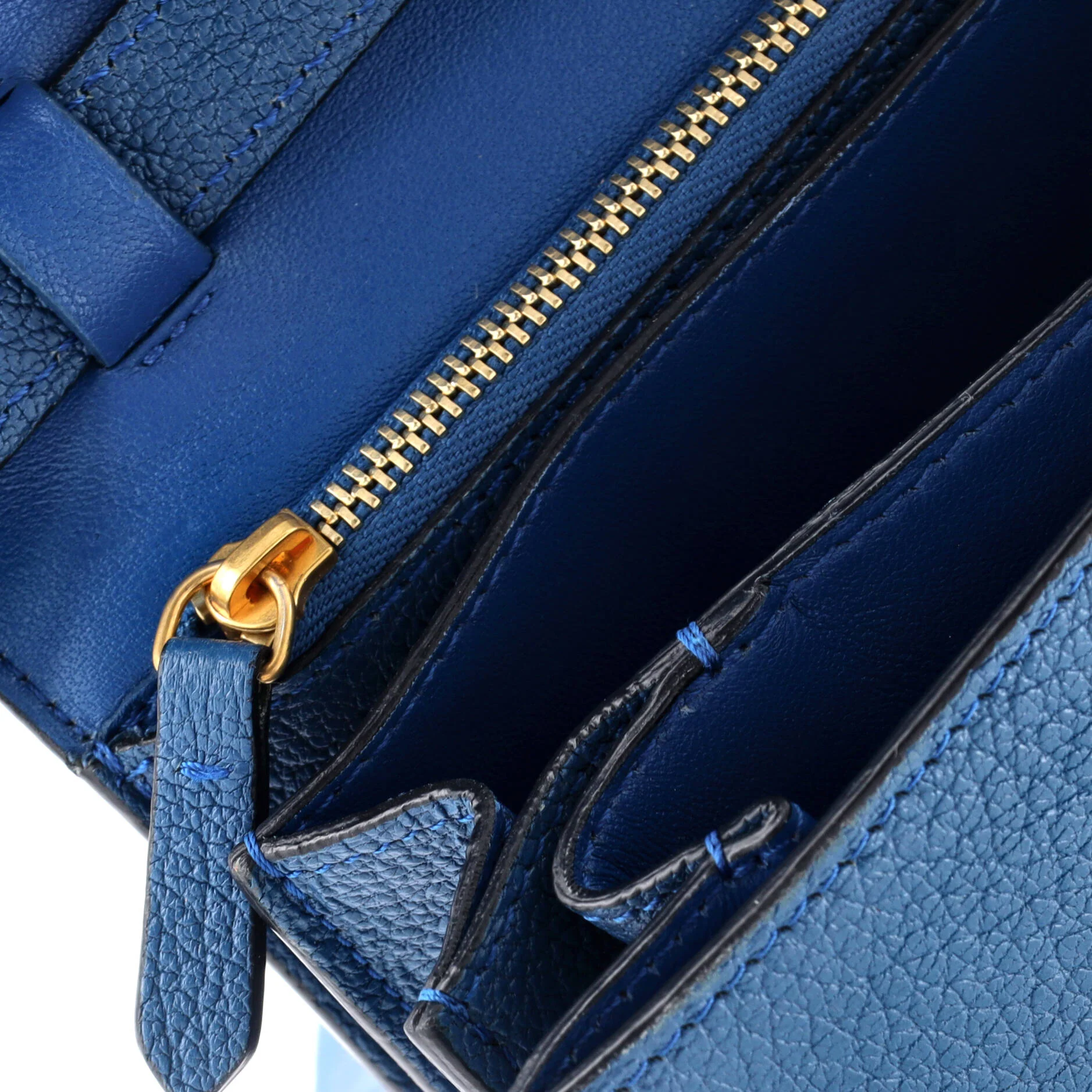 Classic Box Bag Grainy Leather Medium - Image 7