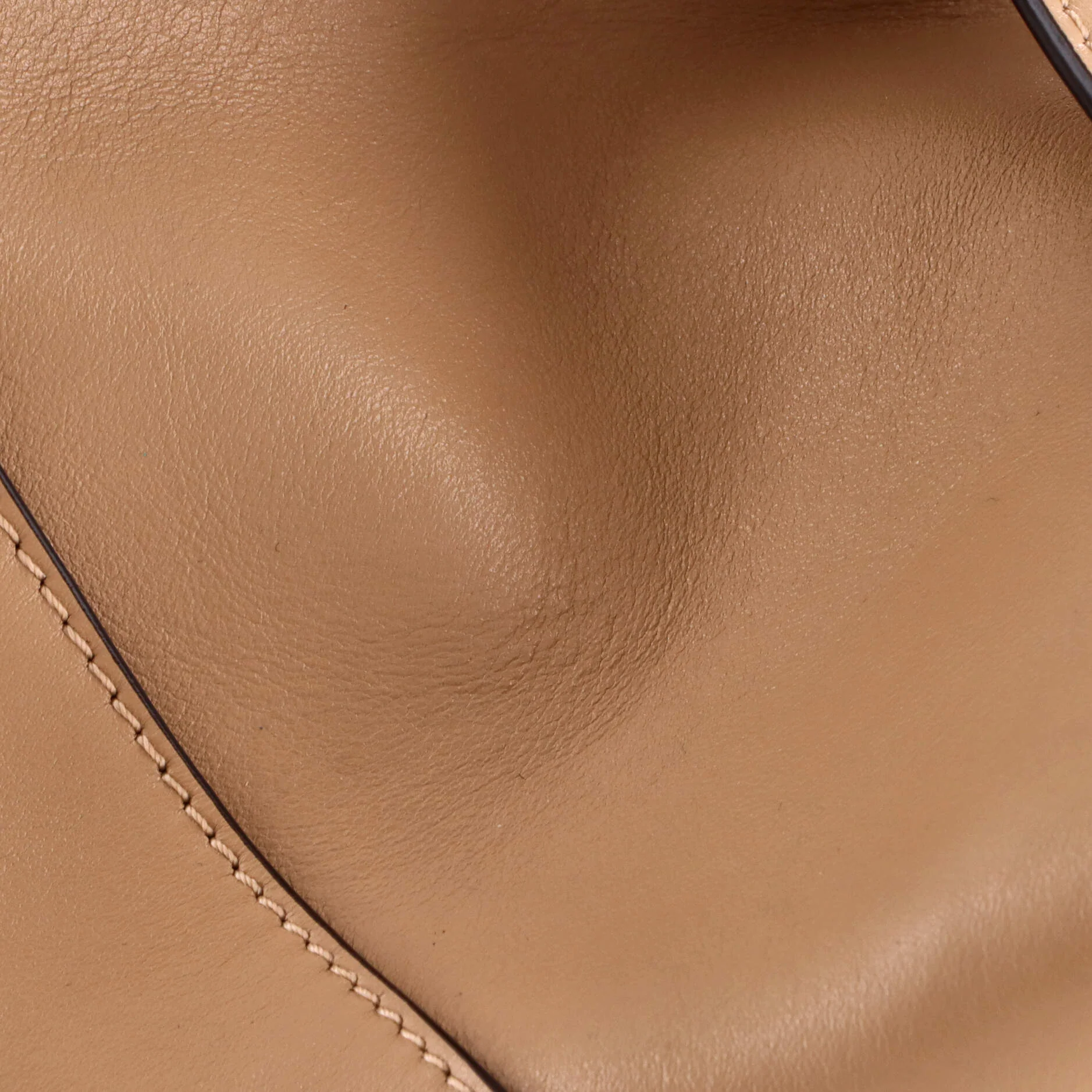 Antigona Soft Bag Leather Medium - Image 6