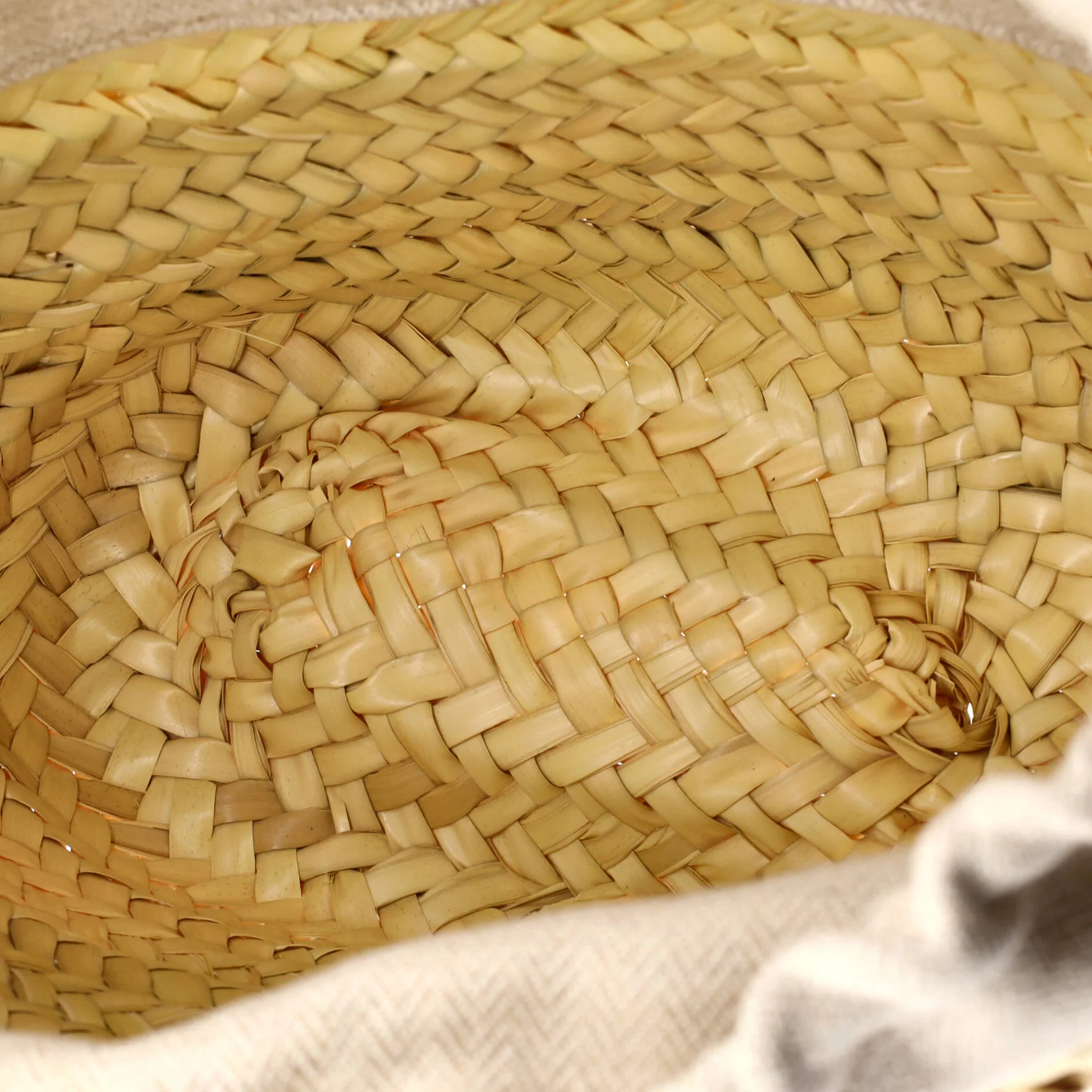 Drawstring Bucket Crossbody Bag Raffia and Leather - Image 5