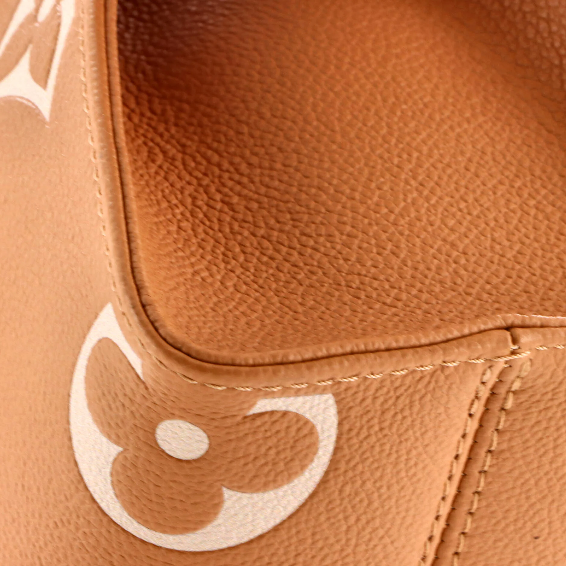 OnTheGo Tote Bicolor Monogram Empreinte Giant PM - Image 6