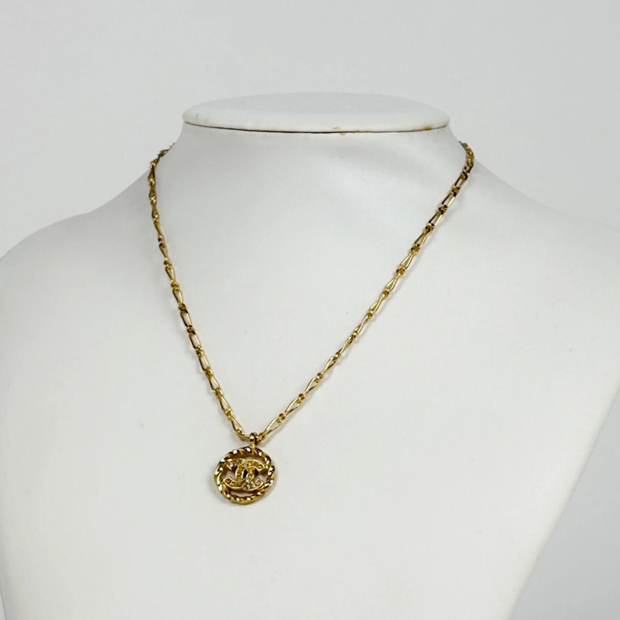 CC Logo Round Pendant Necklace Metal - Image 5