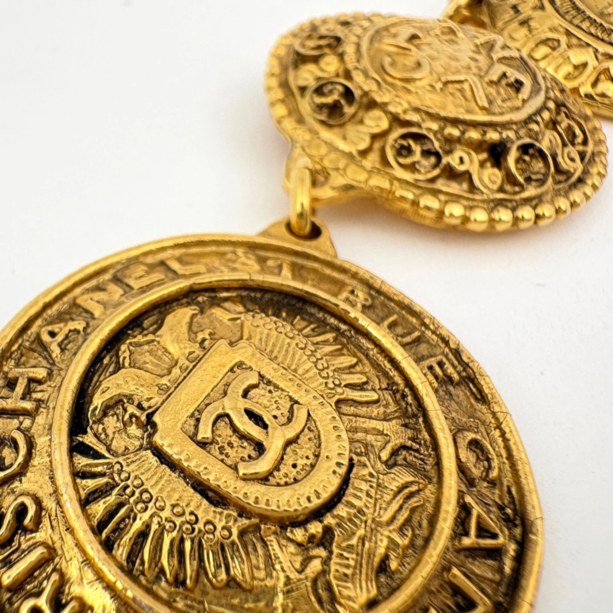 CC Logo Round Pendant Necklace Metal - Image 5