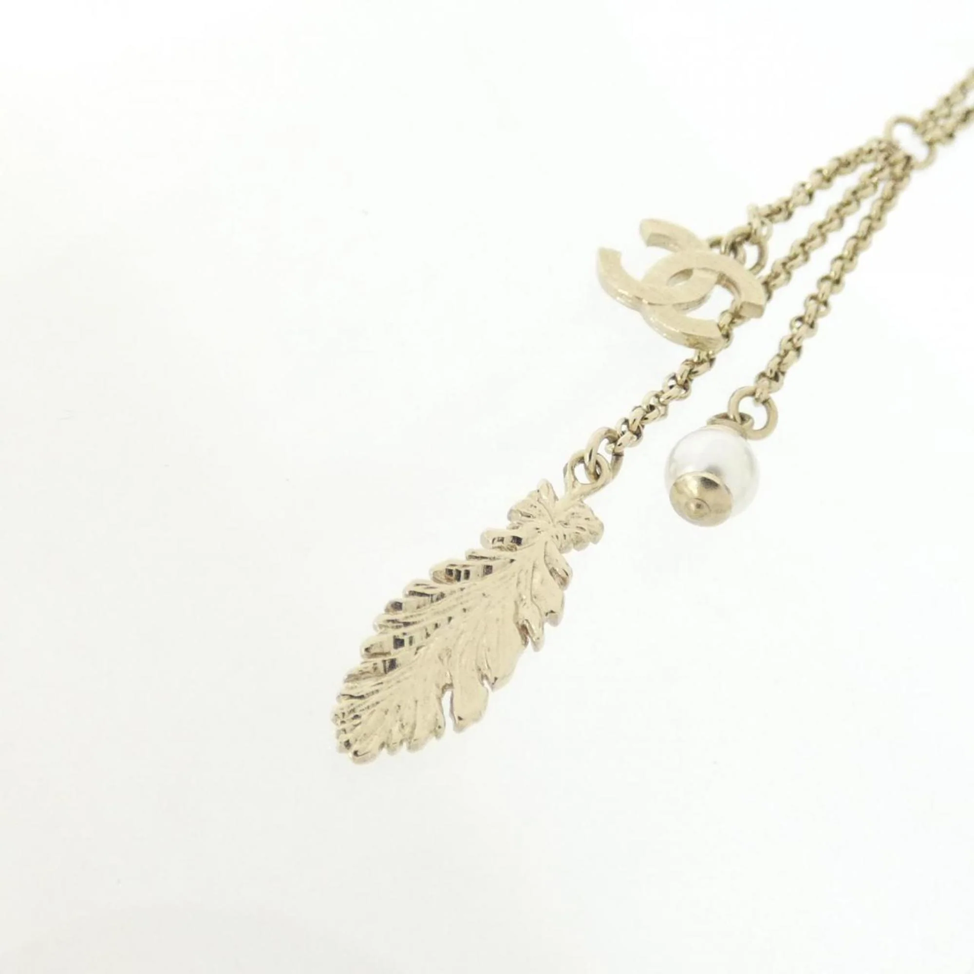 Pendant Necklace Metal Gold and White - Image 3