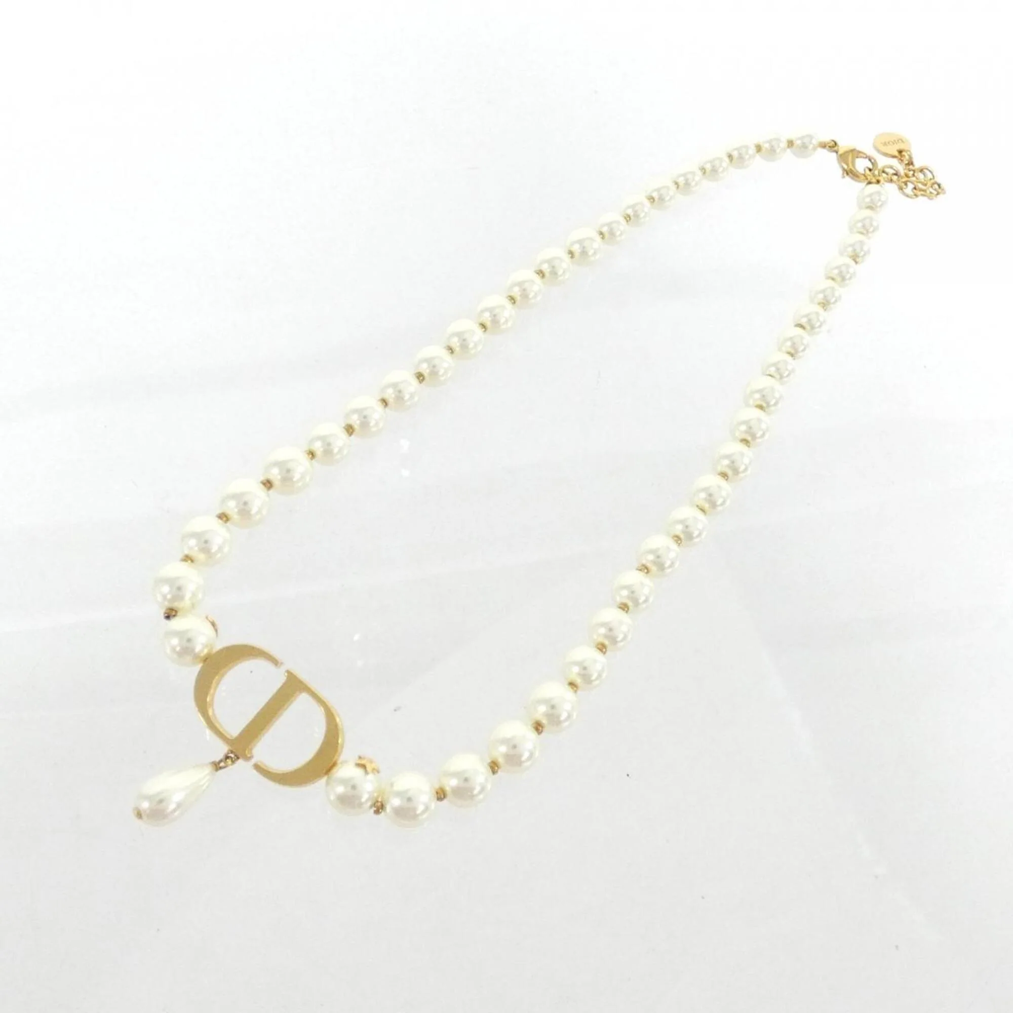 30 Montaigne Pendant Necklace Gold and White - Image 2