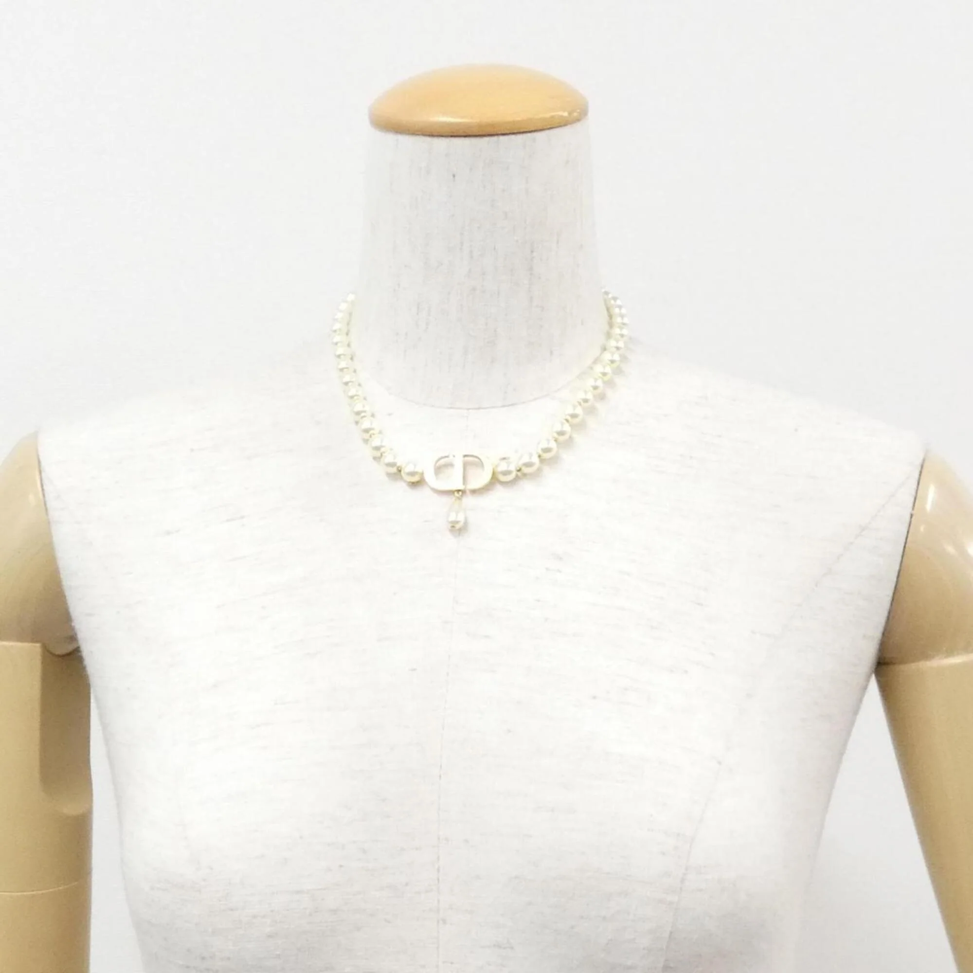 30 Montaigne Pendant Necklace Gold and White - Image 6