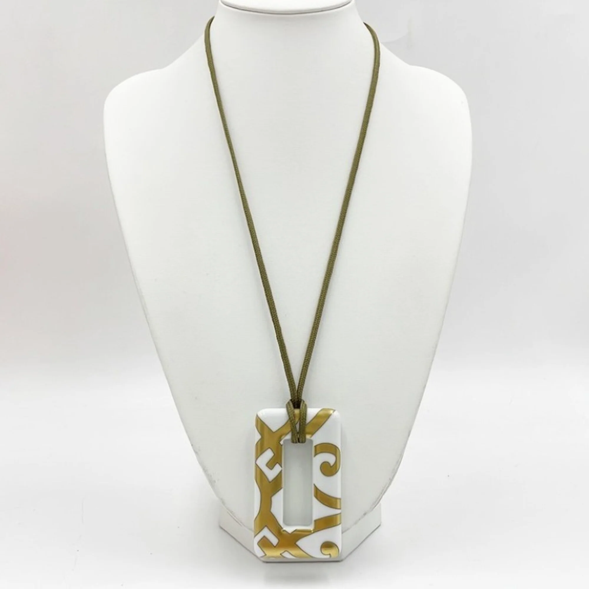 Pendant Necklace White Gold and Porcelain