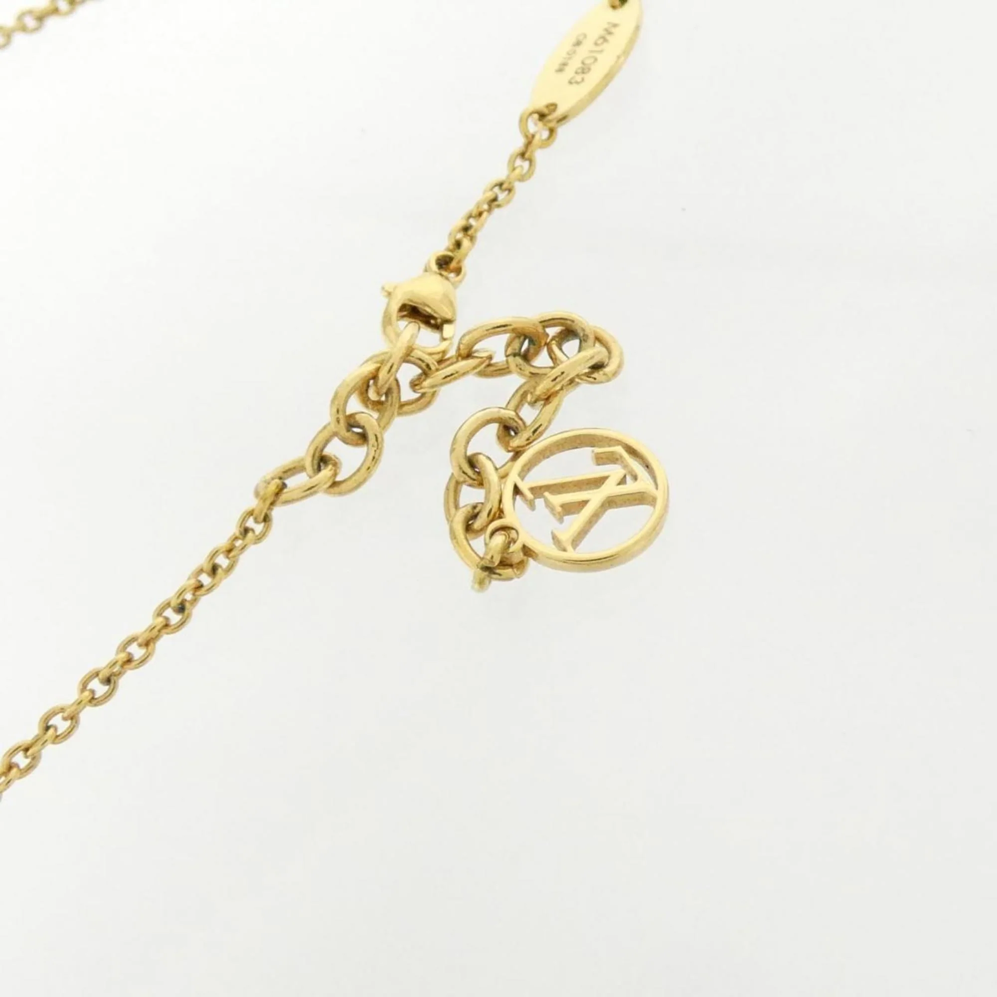 Essential V Pendant Necklace Gold - Image 4