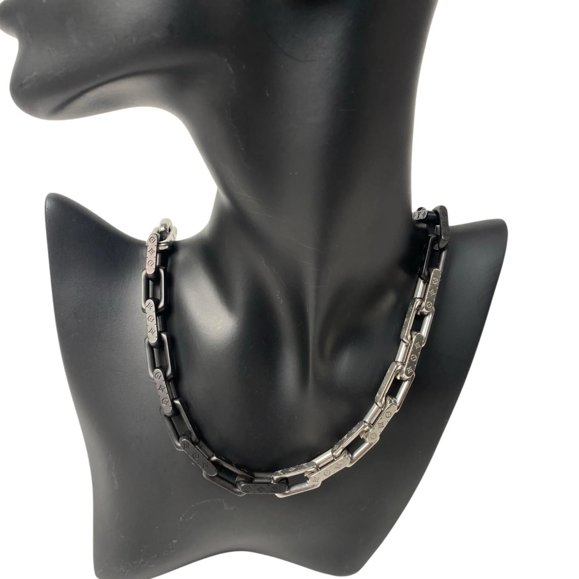 Pendant Necklace Metal Black and Silver