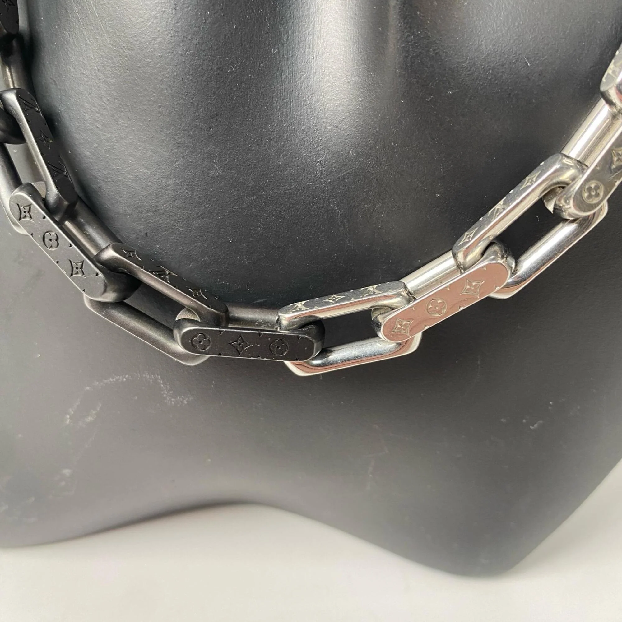 Pendant Necklace Metal Black and Silver - Image 6