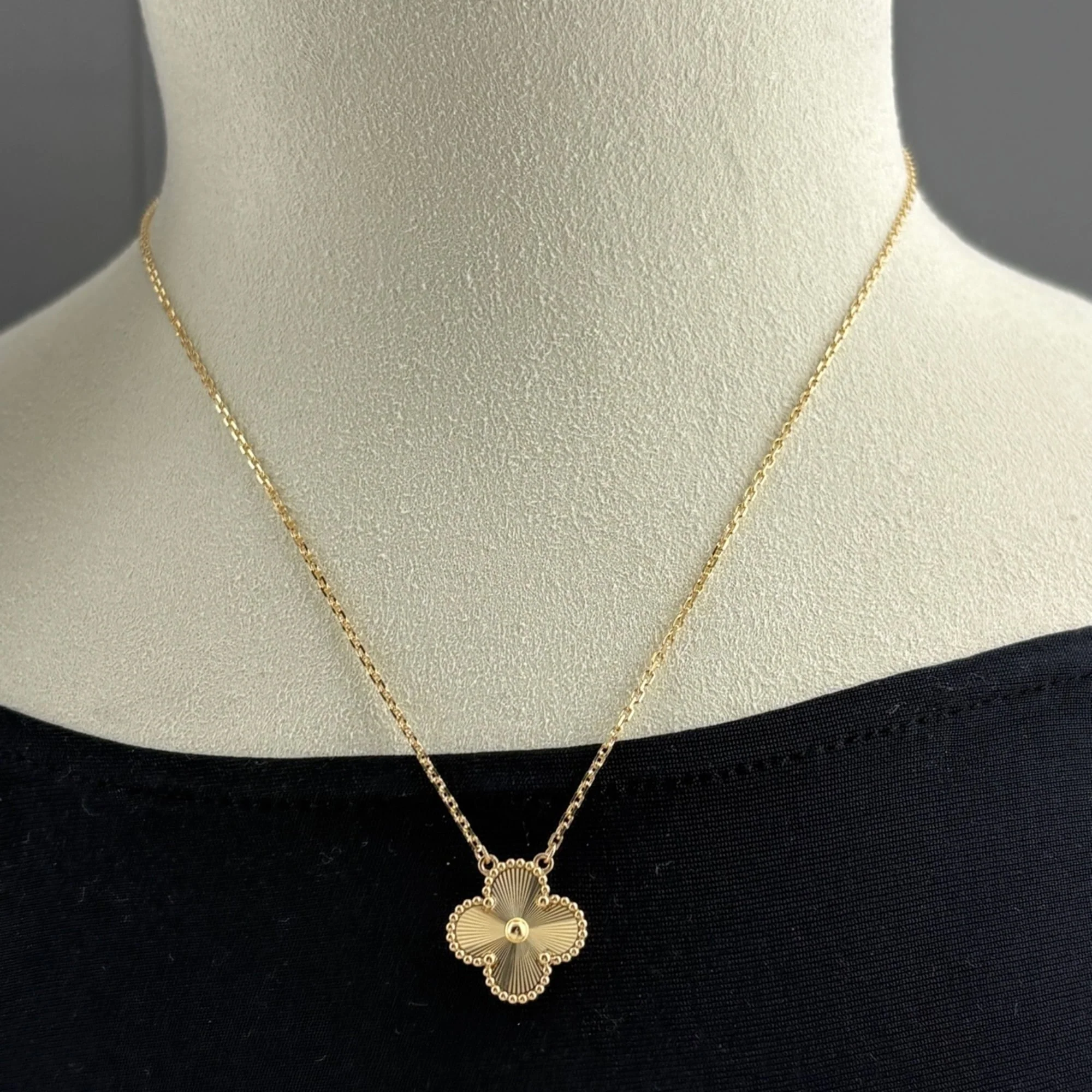 Vintage Alhambra Pendant Necklace 18K Yellow Gold - Image 4
