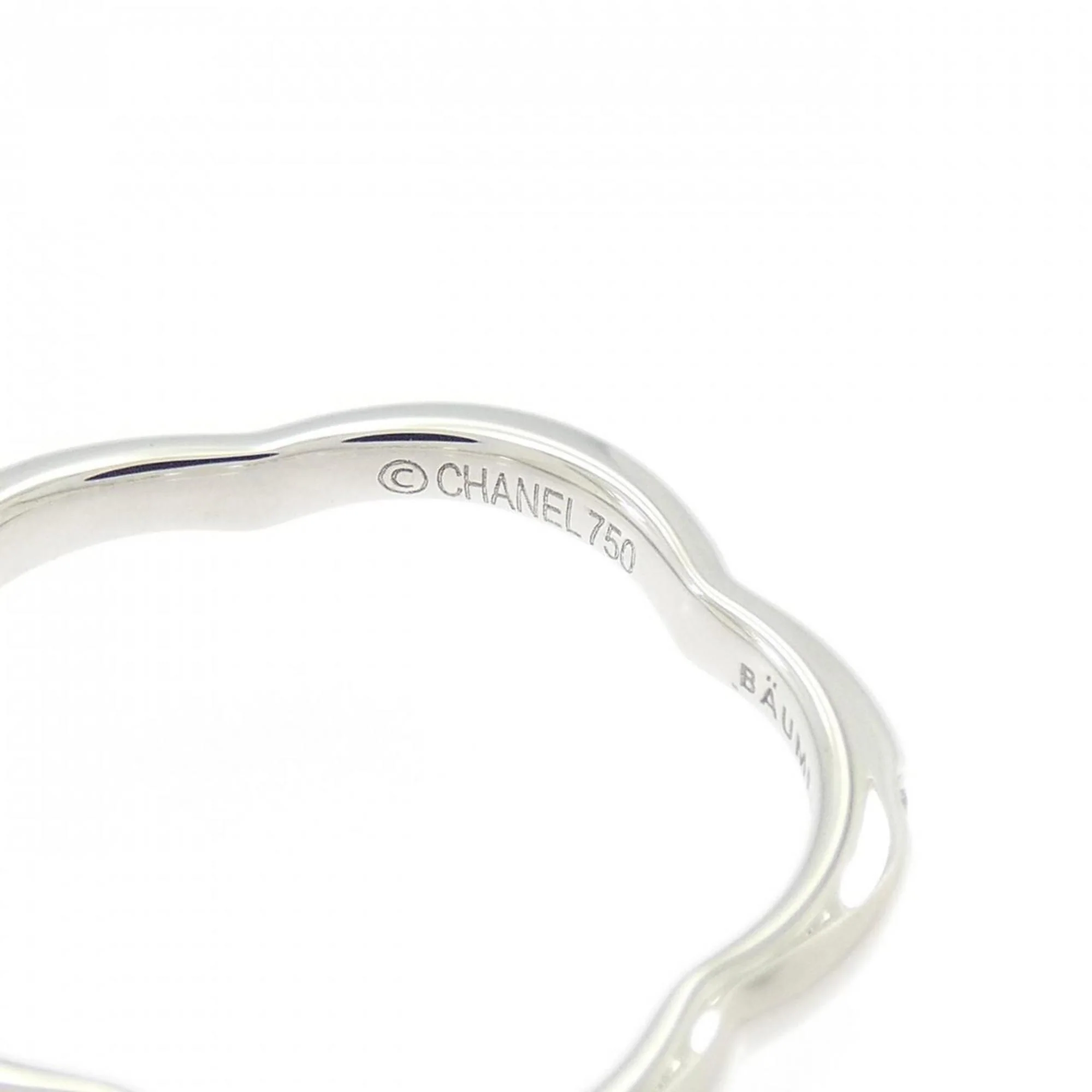 Camellia Ring 18K White Gold with Diamond - Image 4