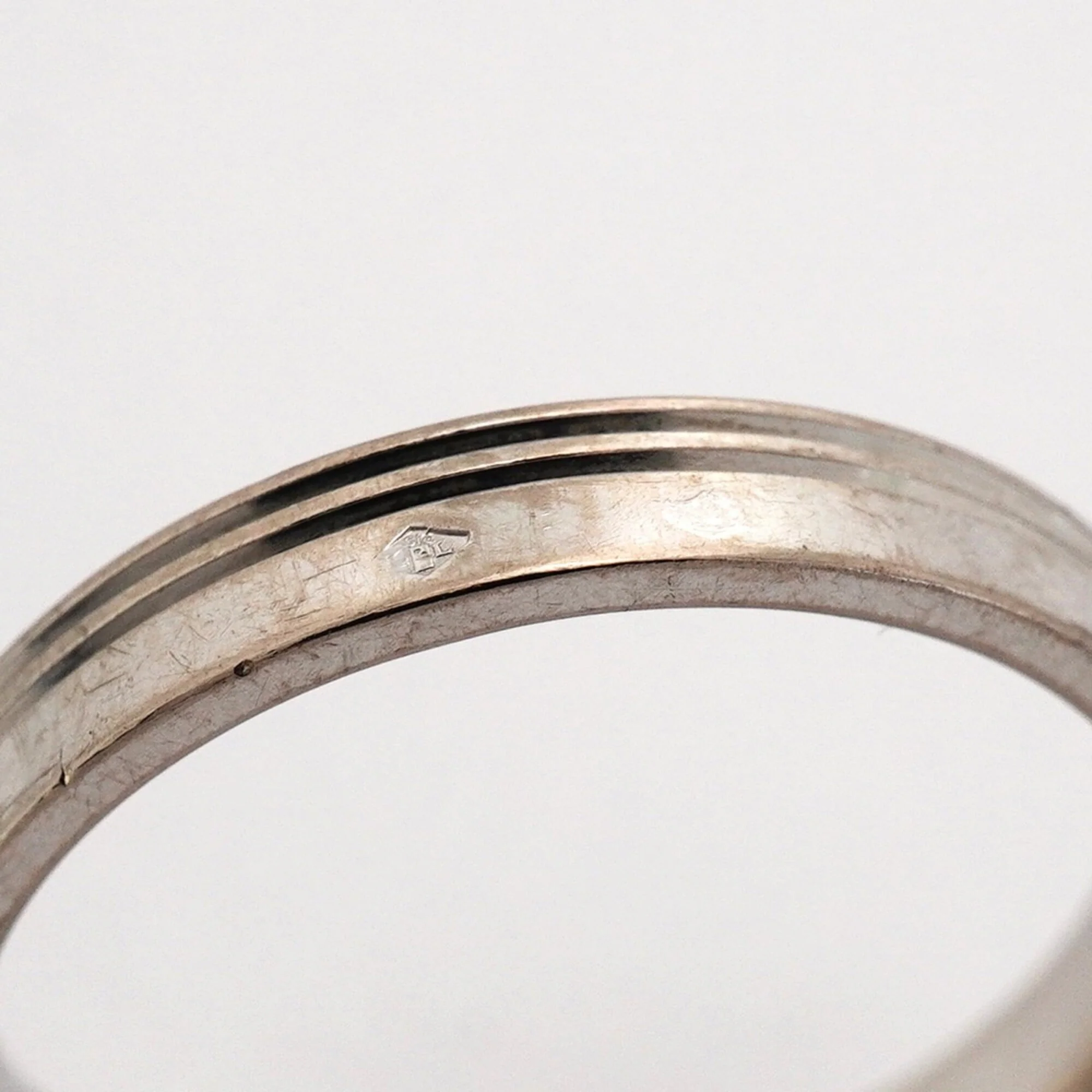 Alliance Kelly Ring 18K White Gold - Image 8