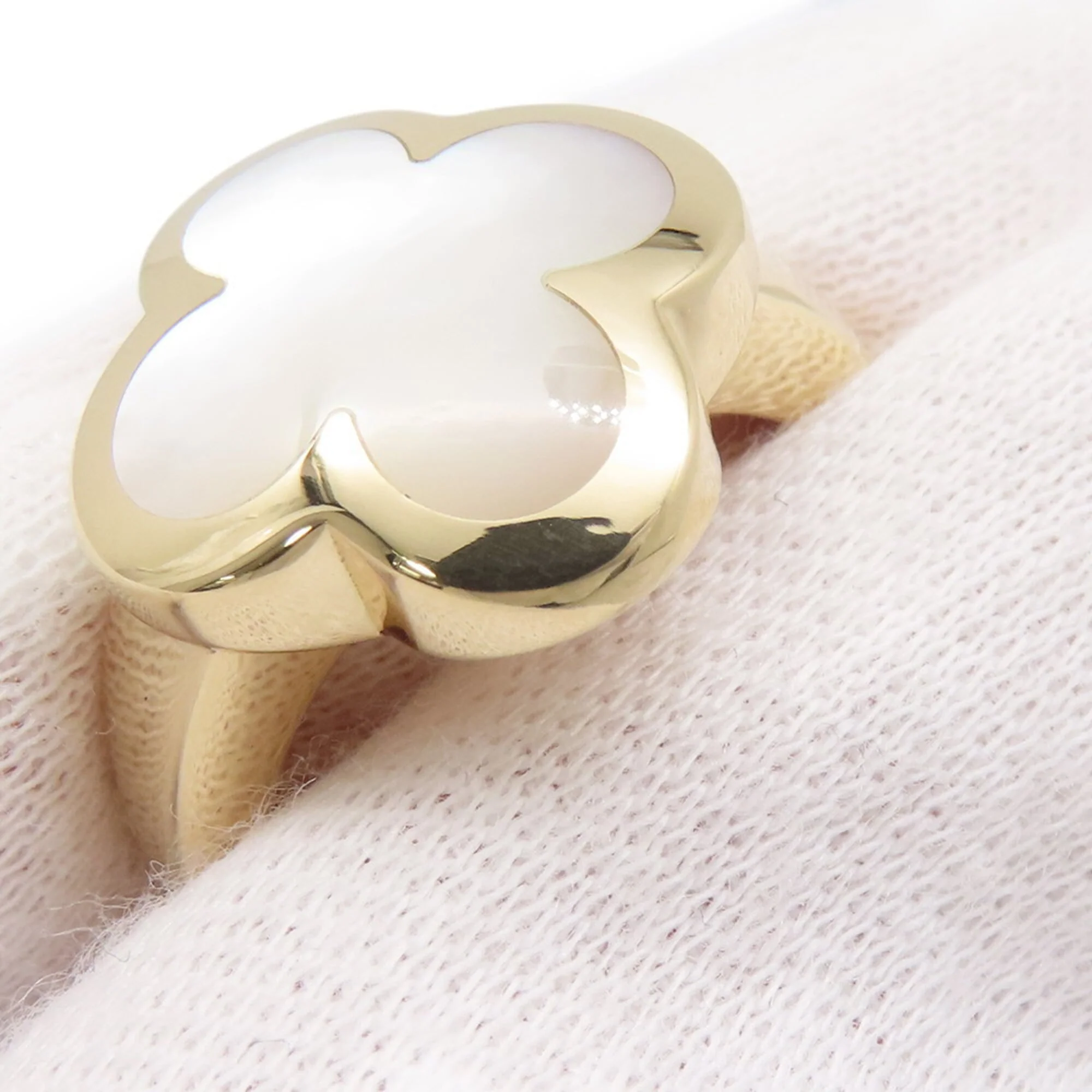 Alhambra Ring 18K Yellow Gold and Mother of Pearl - Image 6